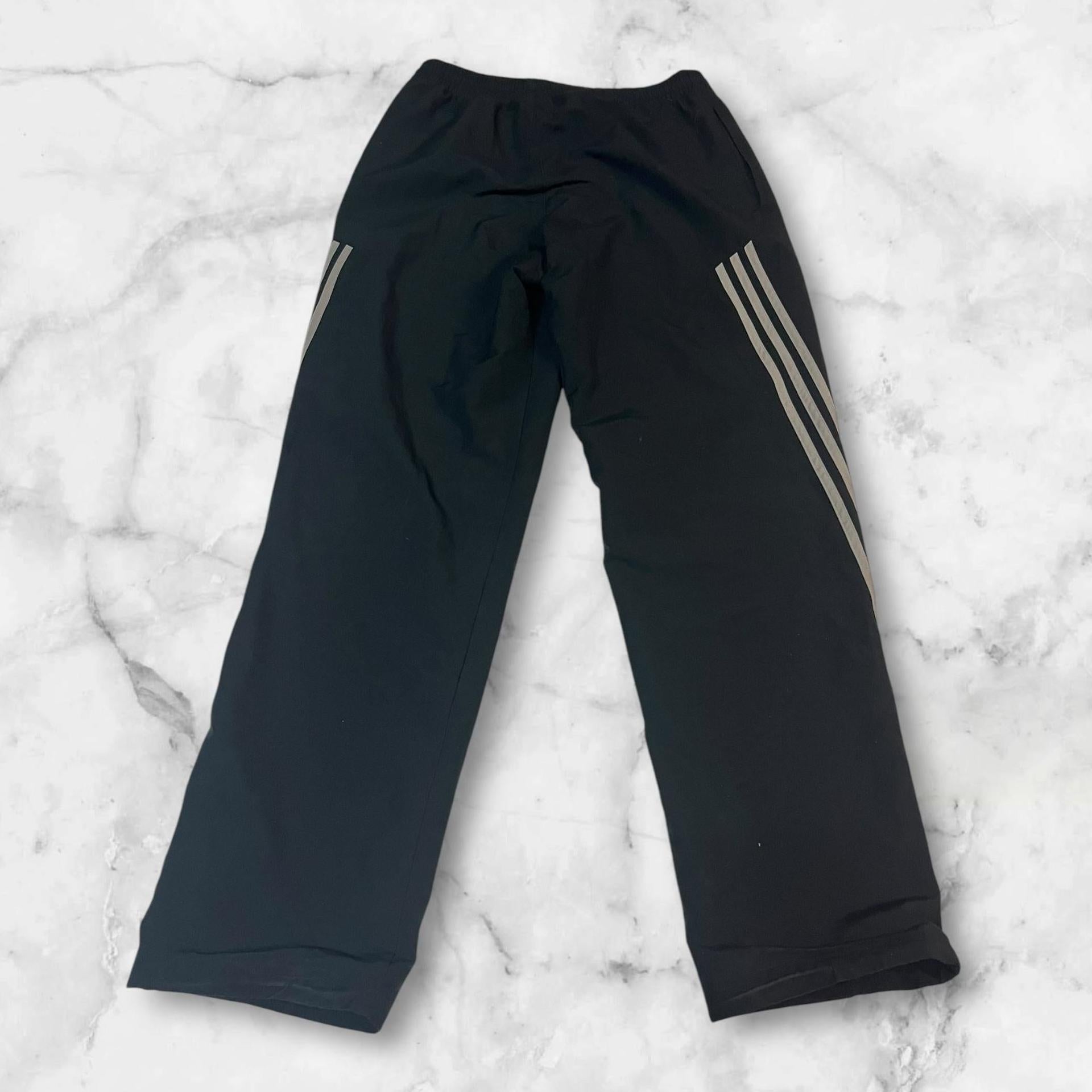 Entdecke unsere Vintage Track Pants von Nike und anderen Marken, erhältlich bei Valuxery.de - Dein Shop für trendige Vintage - Kleidung. Unsere Track Pants sind aus hochwertigen Materialien und