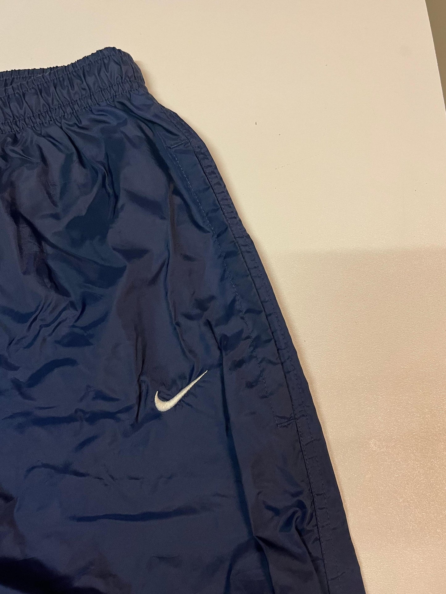 Entdecke unsere Vintage Track Pants von Nike und anderen Marken, erhältlich bei Valuxery.de - Dein Shop für trendige Vintage - Kleidung. Unsere Track Pants sind aus hochwertigen Materialien und