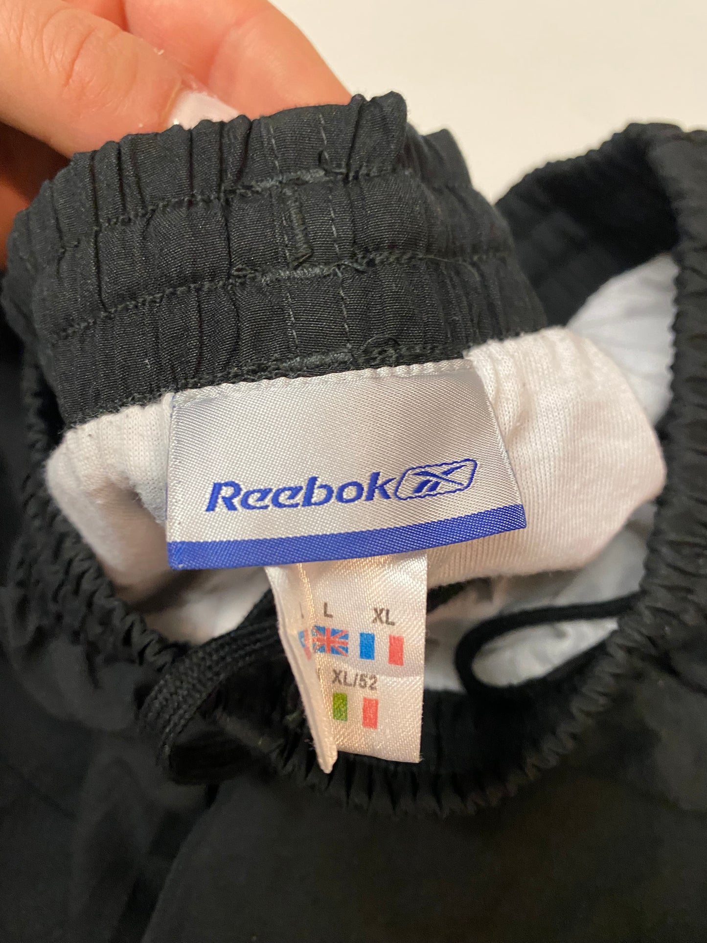 Entdecke unsere Vintage Track Pants von Nike und anderen Marken, erhältlich bei Valuxery.de - Dein Shop für trendige Vintage - Kleidung. Unsere Track Pants sind aus hochwertigen Materialien und