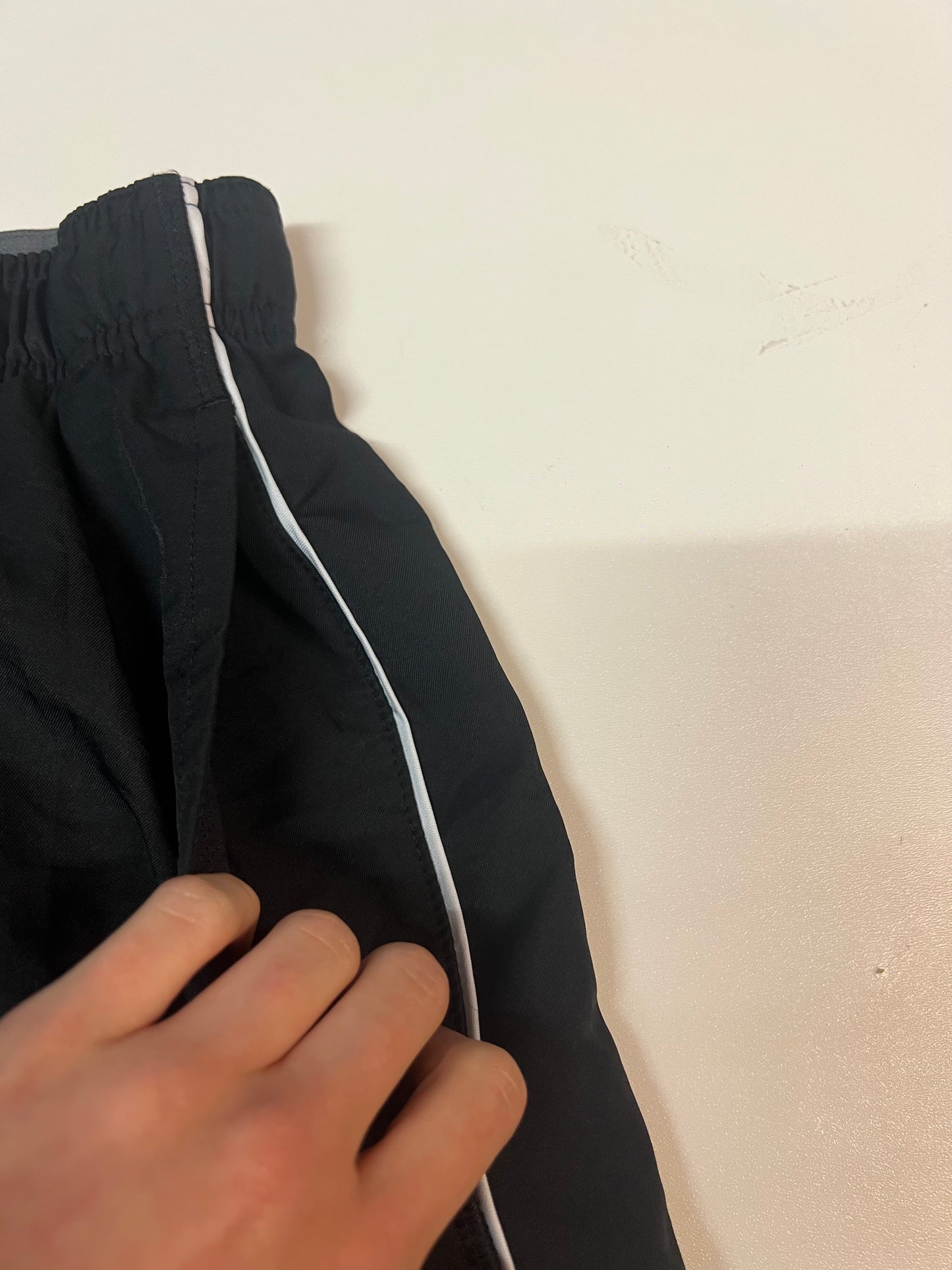 Entdecke unsere Vintage Track Pants von Nike und anderen Marken, erhältlich bei Valuxery.de - Dein Shop für trendige Vintage - Kleidung. Unsere Track Pants sind aus hochwertigen Materialien und