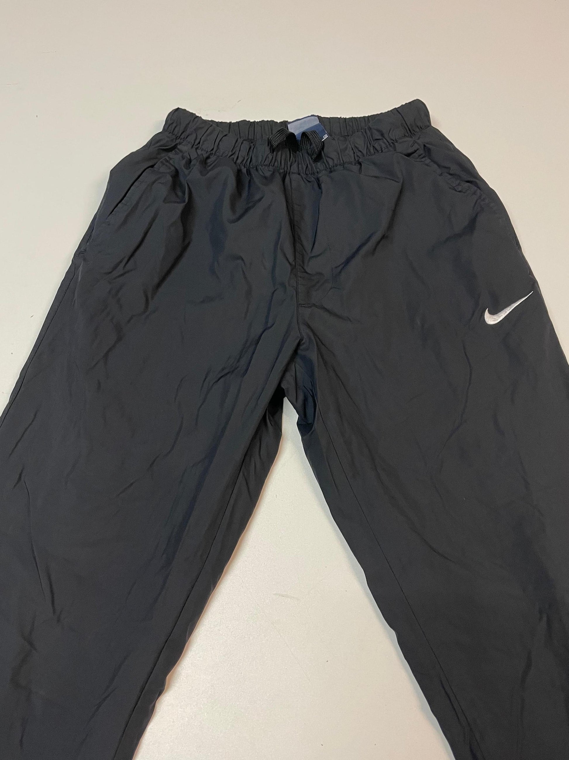 Entdecke unsere Vintage Track Pants von Nike und anderen Marken, erhältlich bei Valuxery.de - Dein Shop für trendige Vintage - Kleidung. Unsere Track Pants sind aus hochwertigen Materialien und