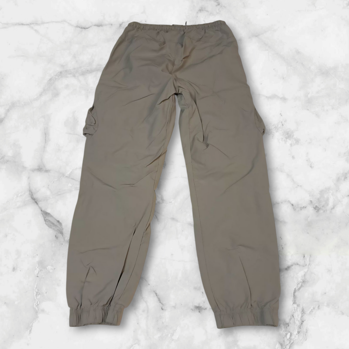 Entdecke unsere Vintage Track Pants von Nike und anderen Marken, erhältlich bei Valuxery.de - Dein Shop für trendige Vintage - Kleidung. Unsere Track Pants sind aus hochwertigen Materialien und