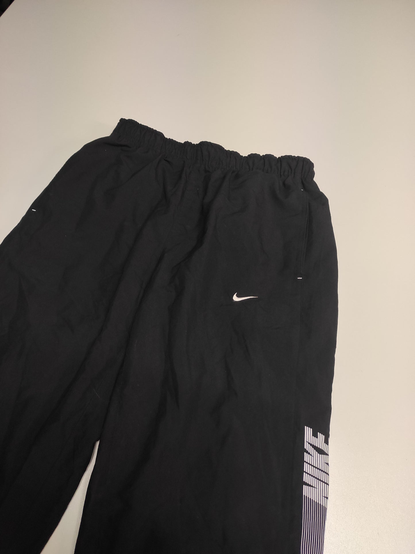 Entdecke unsere Vintage Track Pants von Nike und anderen Marken, erhältlich bei Valuxery.de - Dein Shop für trendige Vintage - Kleidung. Unsere Track Pants sind aus hochwertigen Materialien und