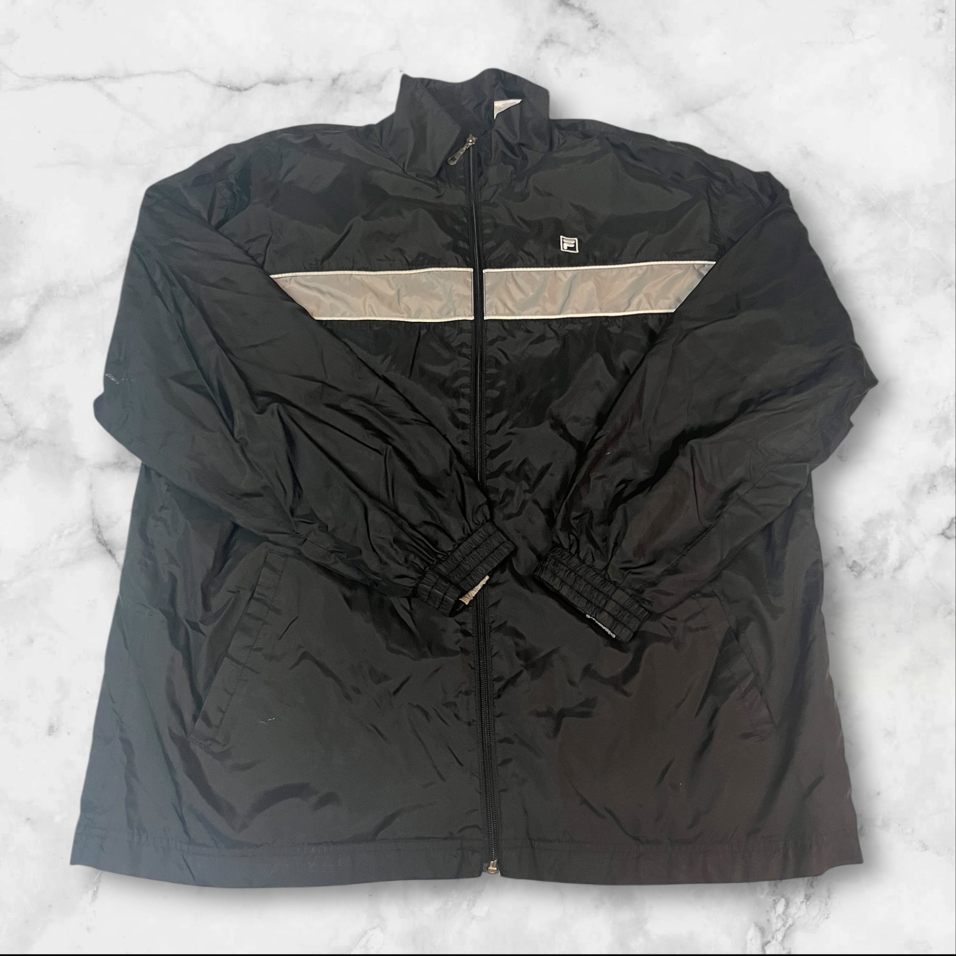 Entdecke unsere Vintage Track Pants von Nike und anderen Marken, erhältlich bei Valuxery.de - Dein Shop für trendige Vintage - Kleidung. Unsere Track Pants sind aus hochwertigen Materialien und