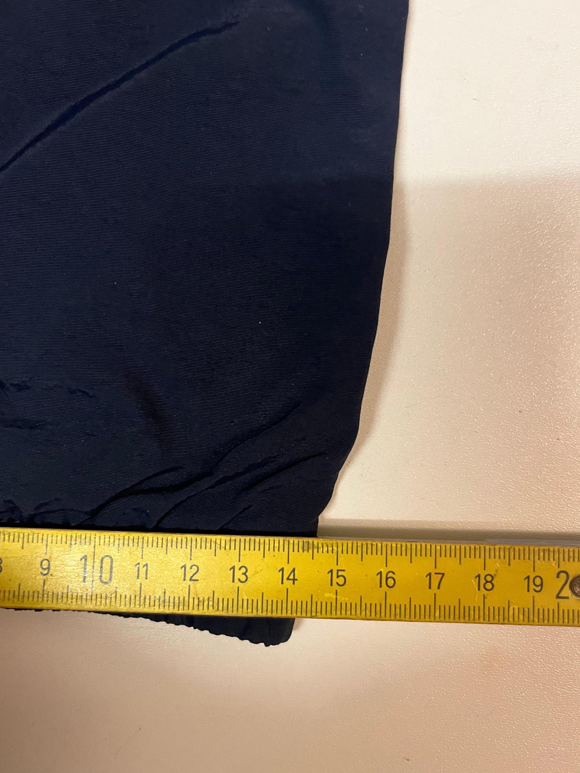 Entdecke unsere Vintage Track Pants von Nike und anderen Marken, erhältlich bei Valuxery.de - Dein Shop für trendige Vintage - Kleidung. Unsere Track Pants sind aus hochwertigen Materialien und