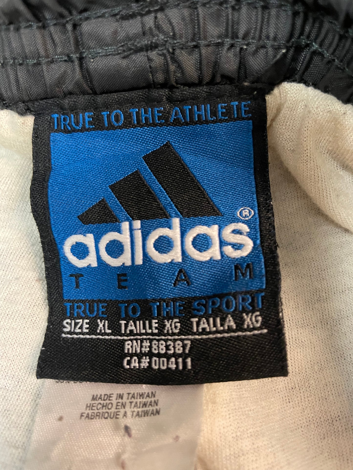 Entdecke unsere Vintage Track Pants von Nike und anderen Marken, erhältlich bei Valuxery.de - Dein Shop für trendige Vintage - Kleidung. Unsere Track Pants sind aus hochwertigen Materialien und