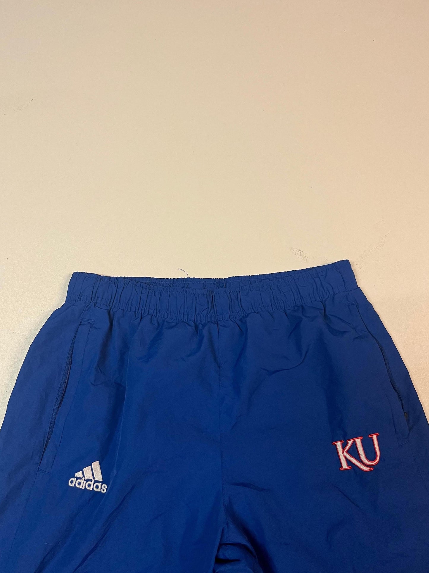 Entdecke unsere Vintage Track Pants von Nike und anderen Marken, erhältlich bei Valuxery.de - Dein Shop für trendige Vintage - Kleidung. Unsere Track Pants sind aus hochwertigen Materialien und