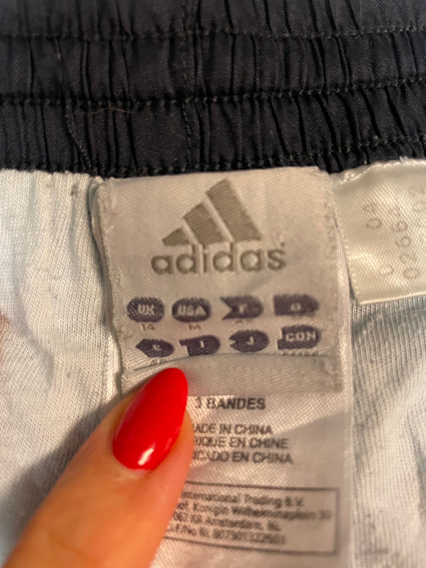 Entdecke unsere Vintage Track Pants von Nike und anderen Marken, erhältlich bei Valuxery.de - Dein Shop für trendige Vintage - Kleidung. Unsere Track Pants sind aus hochwertigen Materialien und