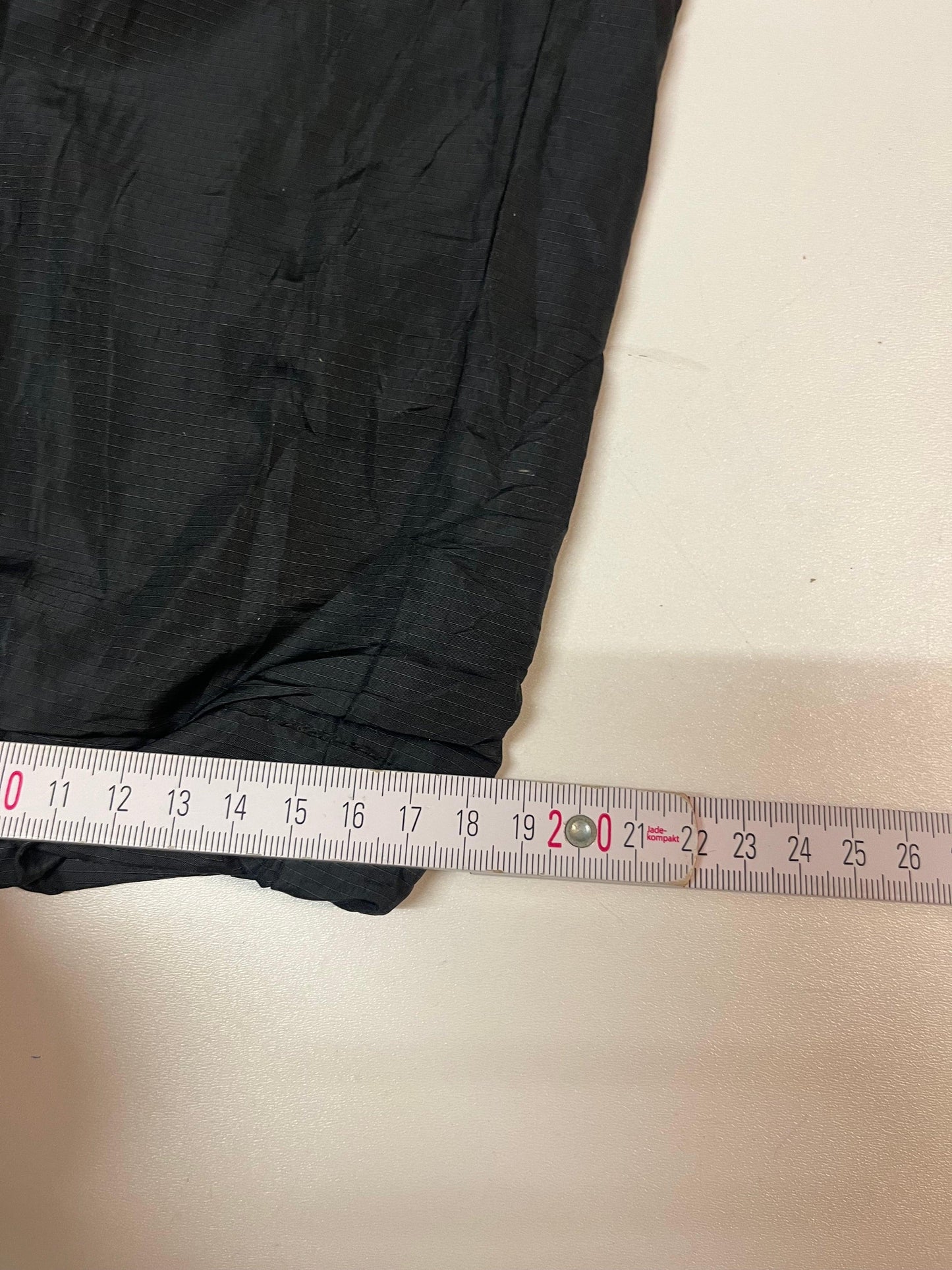 Entdecke unsere Vintage Track Pants von Nike und anderen Marken, erhältlich bei Valuxery.de - Dein Shop für trendige Vintage - Kleidung. Unsere Track Pants sind aus hochwertigen Materialien und