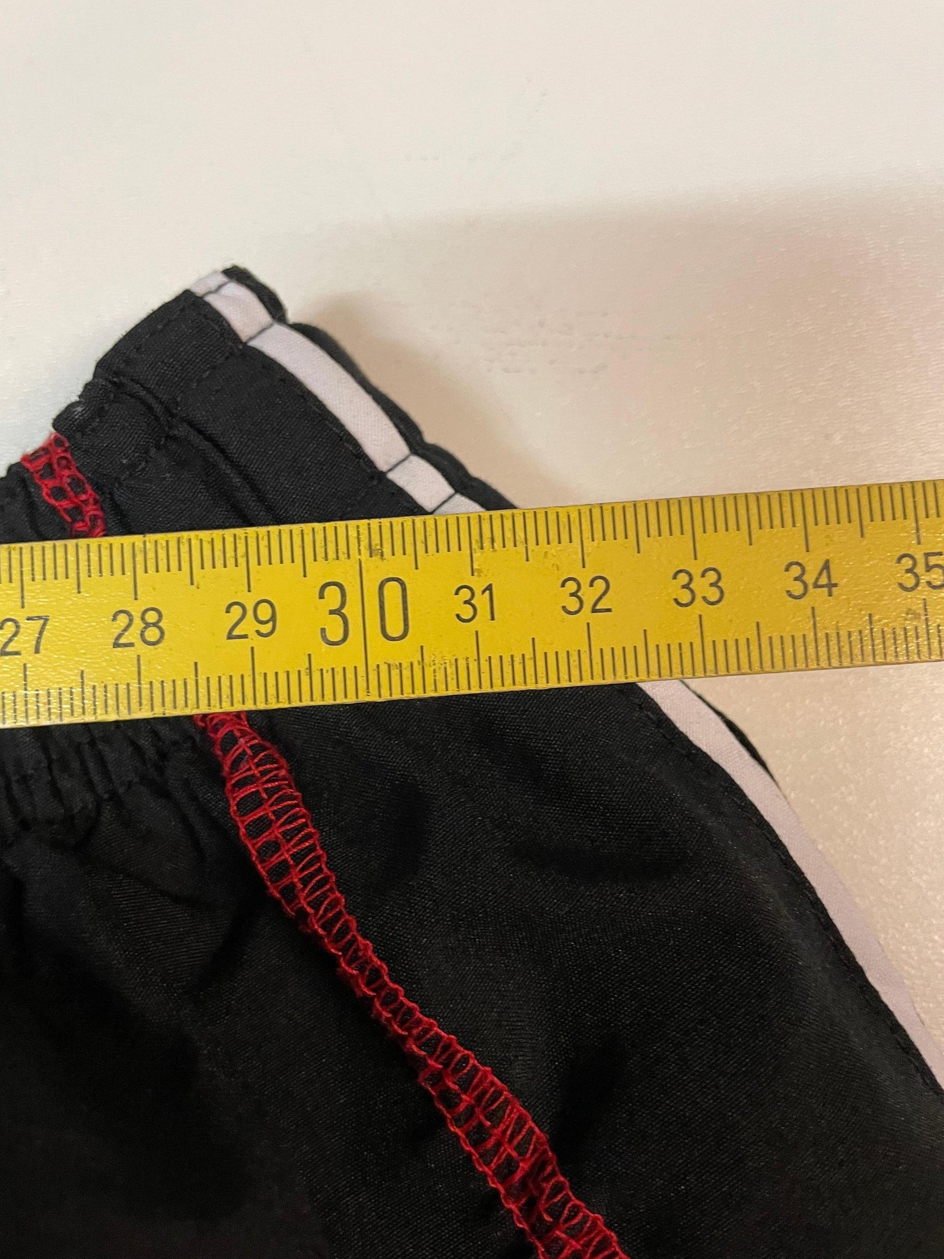 Entdecke unsere Vintage Track Pants von Nike und anderen Marken, erhältlich bei Valuxery.de - Dein Shop für trendige Vintage - Kleidung. Unsere Track Pants sind aus hochwertigen Materialien und