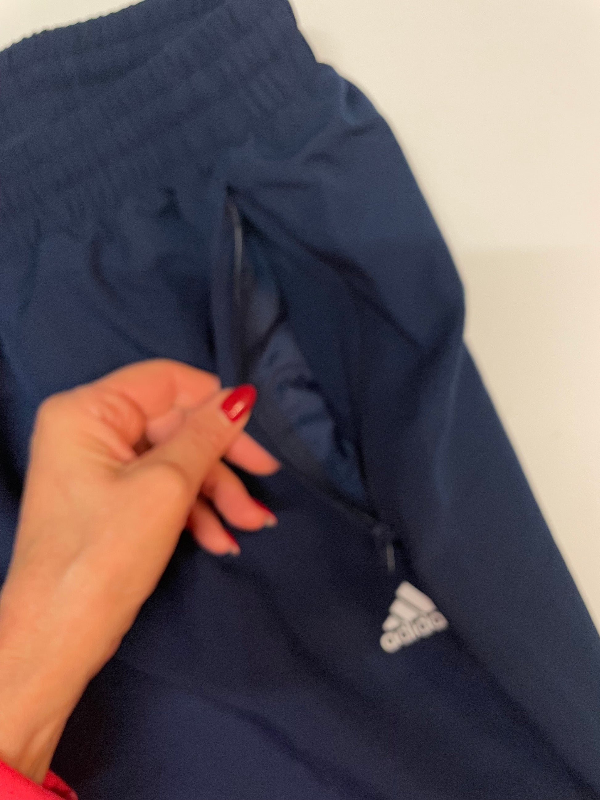 Entdecke unsere Vintage Track Pants von Nike und anderen Marken, erhältlich bei Valuxery.de - Dein Shop für trendige Vintage - Kleidung. Unsere Track Pants sind aus hochwertigen Materialien und