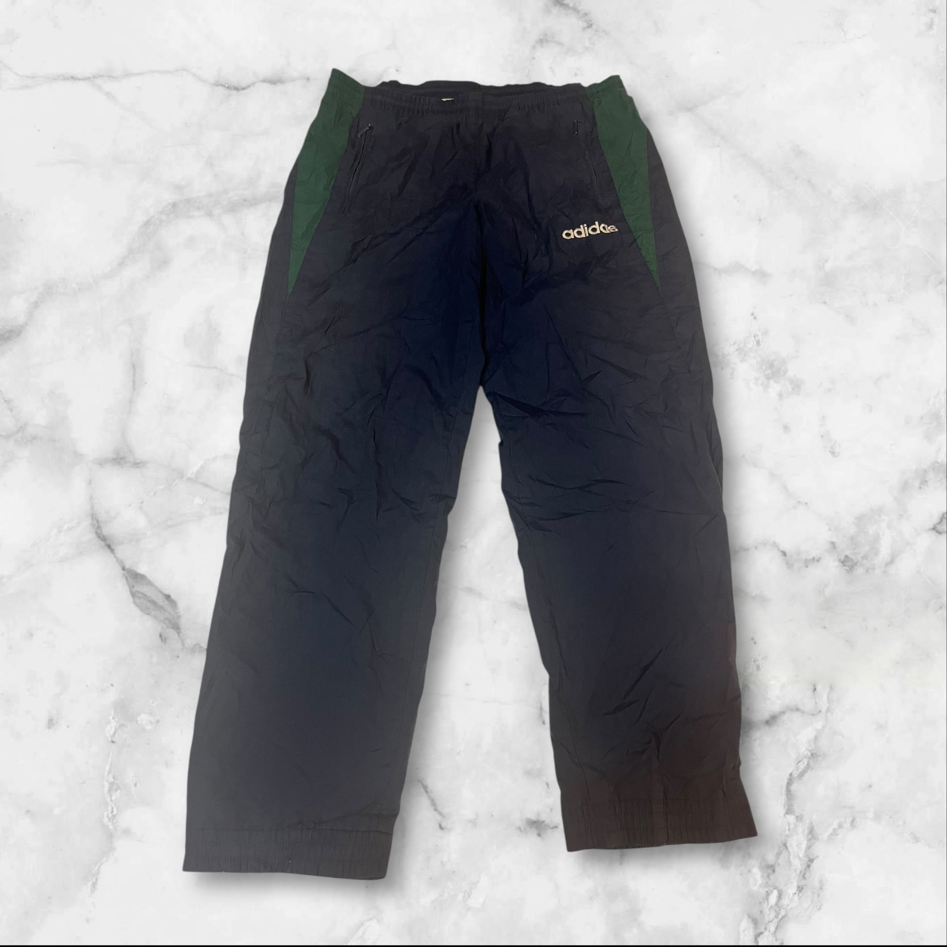Entdecke unsere Vintage Track Pants von Nike und anderen Marken, erhältlich bei Valuxery.de - Dein Shop für trendige Vintage - Kleidung. Unsere Track Pants sind aus hochwertigen Materialien und