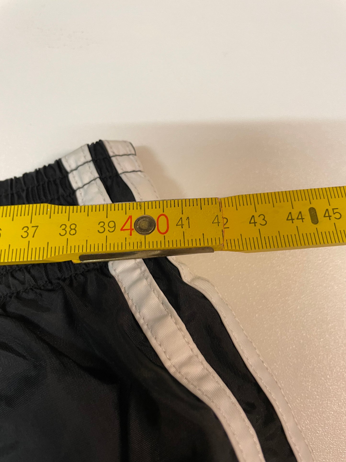 Entdecke unsere Vintage Track Pants von Nike und anderen Marken, erhältlich bei Valuxery.de - Dein Shop für trendige Vintage - Kleidung. Unsere Track Pants sind aus hochwertigen Materialien und
