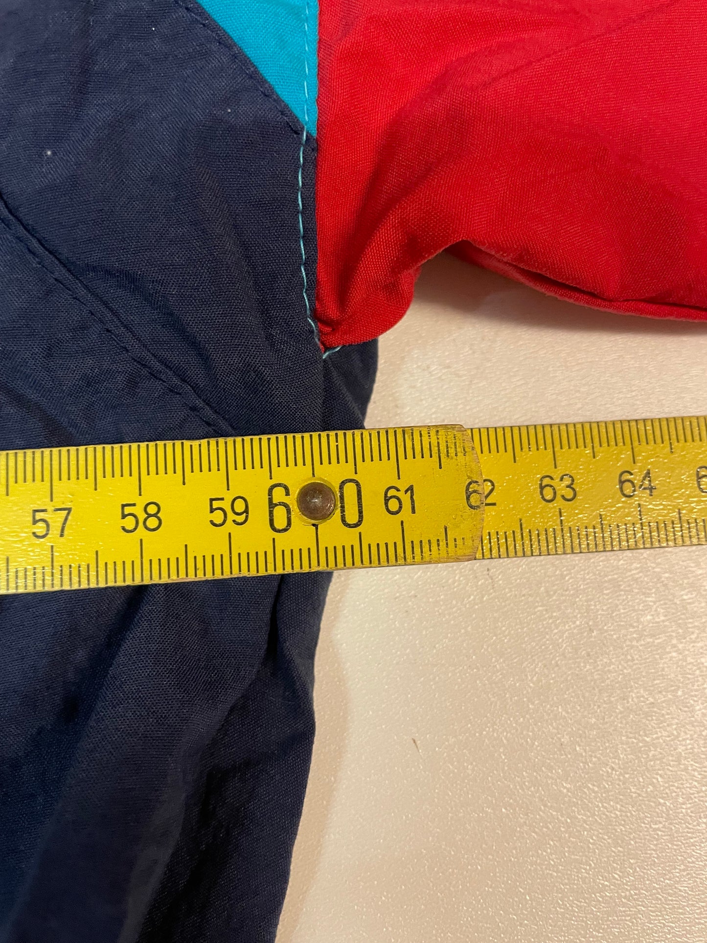 Entdecke unsere Vintage Track Pants von Nike und anderen Marken, erhältlich bei Valuxery.de - Dein Shop für trendige Vintage - Kleidung. Unsere Track Pants sind aus hochwertigen Materialien und