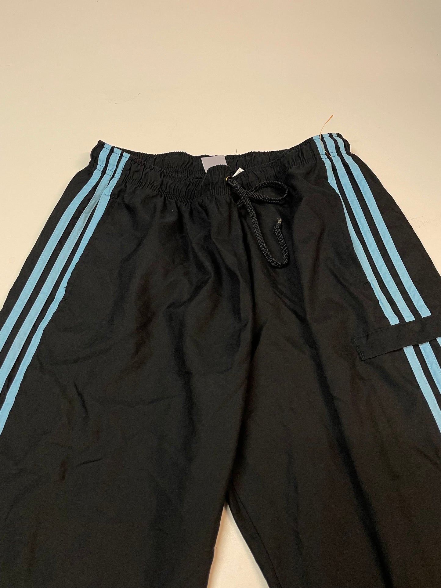 Entdecke unsere Vintage Track Pants von Nike und anderen Marken, erhältlich bei Valuxery.de - Dein Shop für trendige Vintage - Kleidung. Unsere Track Pants sind aus hochwertigen Materialien und
