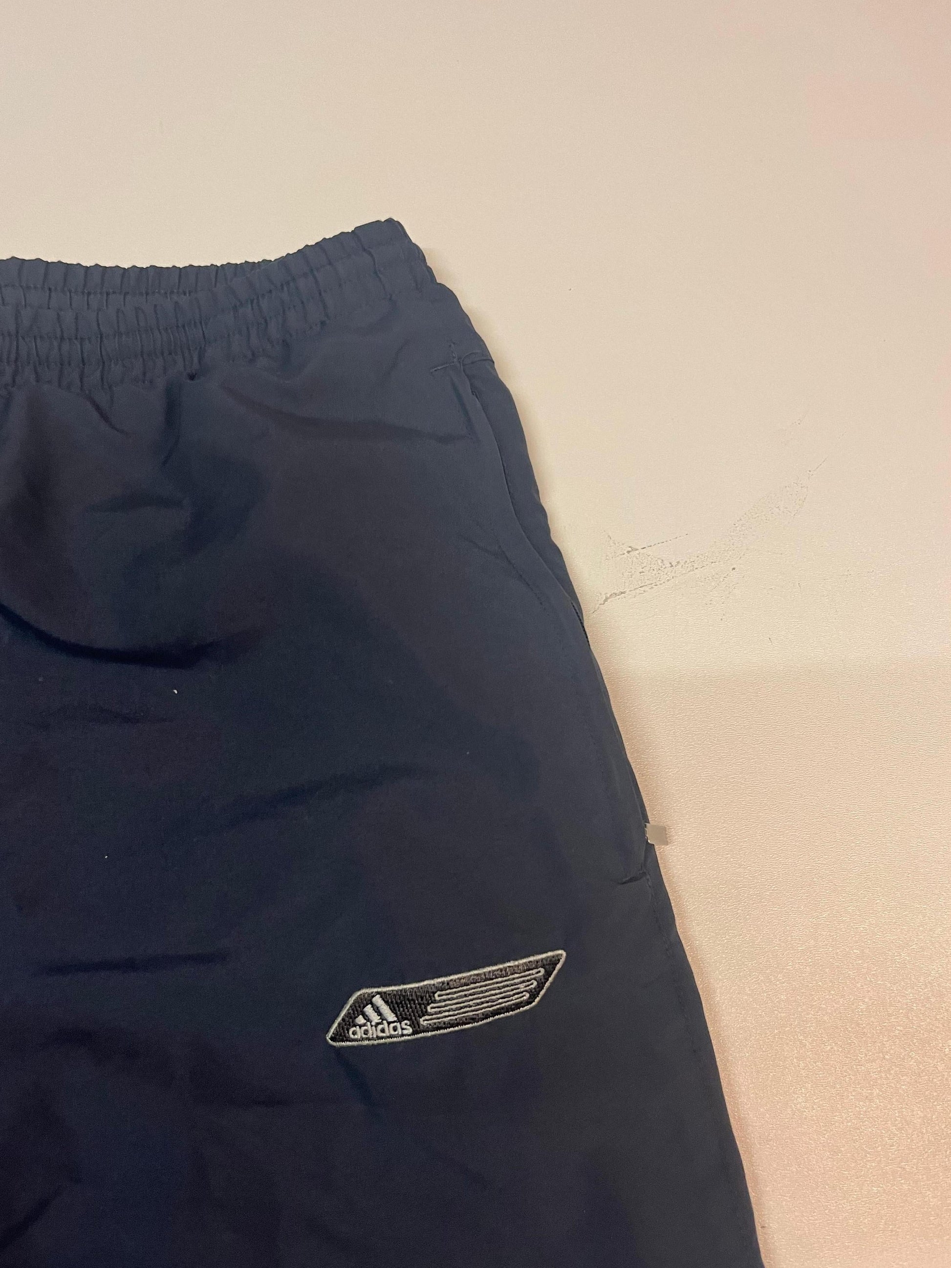 Entdecke unsere Vintage Track Pants von Nike und anderen Marken, erhältlich bei Valuxery.de - Dein Shop für trendige Vintage - Kleidung. Unsere Track Pants sind aus hochwertigen Materialien und