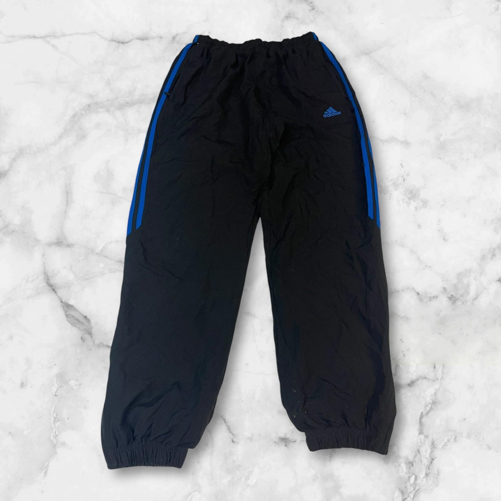 Entdecke unsere Vintage Track Pants von Nike und anderen Marken, erhältlich bei Valuxery.de - Dein Shop für trendige Vintage - Kleidung. Unsere Track Pants sind aus hochwertigen Materialien und