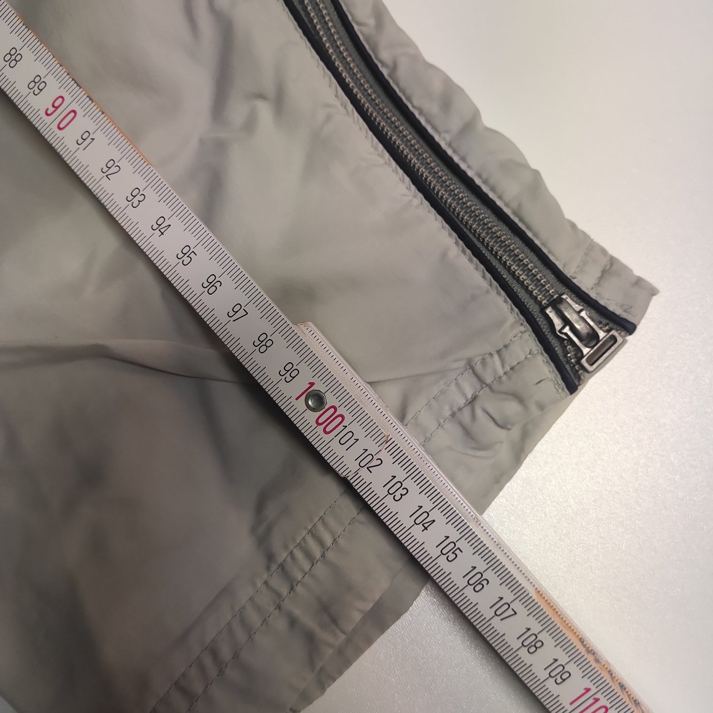 Entdecke unsere Vintage Track Pants von Nike und anderen Marken, erhältlich bei Valuxery.de - Dein Shop für trendige Vintage - Kleidung. Unsere Track Pants sind aus hochwertigen Materialien und