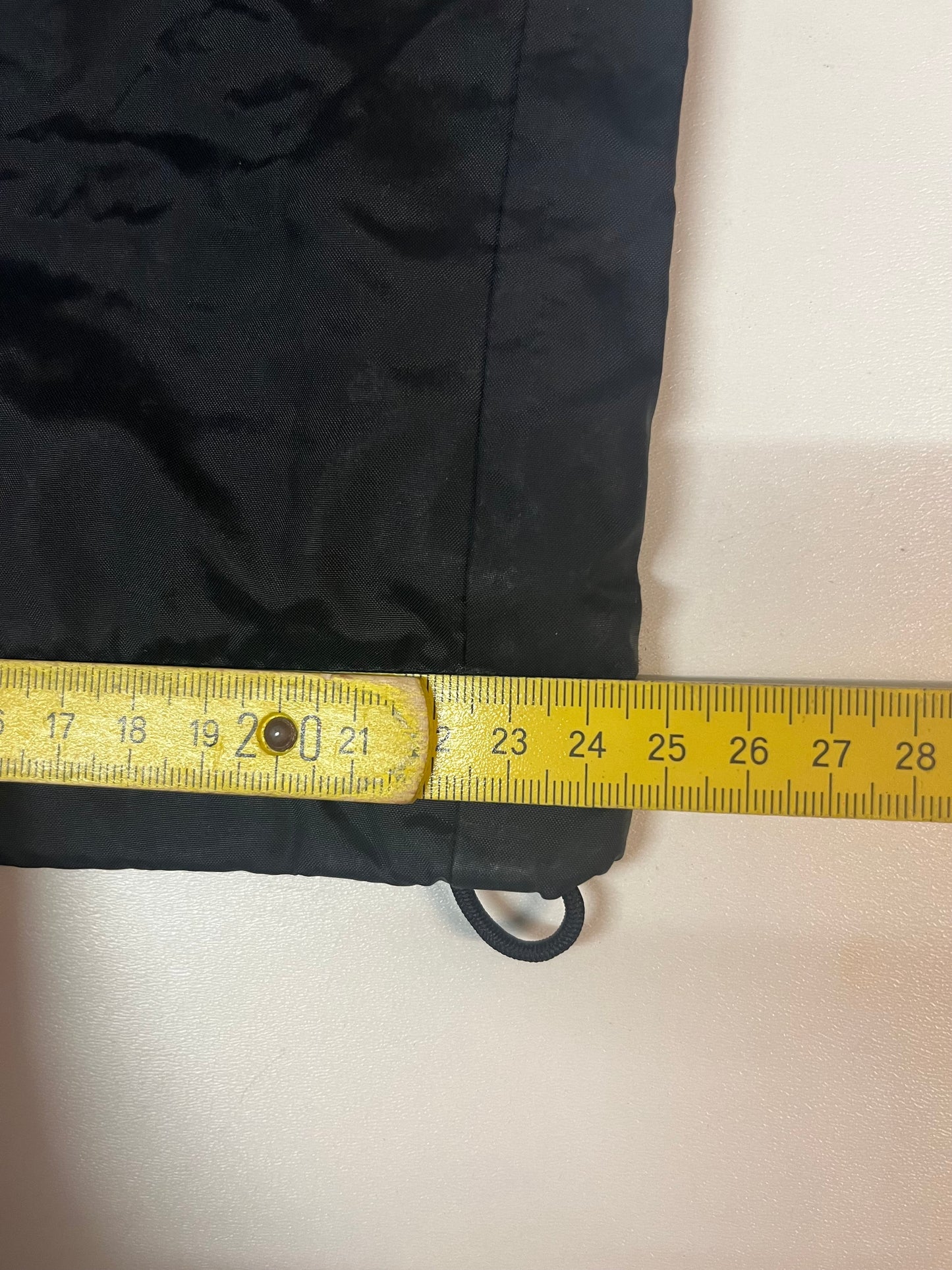 Entdecke unsere Vintage Track Pants von Nike und anderen Marken, erhältlich bei Valuxery.de - Dein Shop für trendige Vintage - Kleidung. Unsere Track Pants sind aus hochwertigen Materialien und