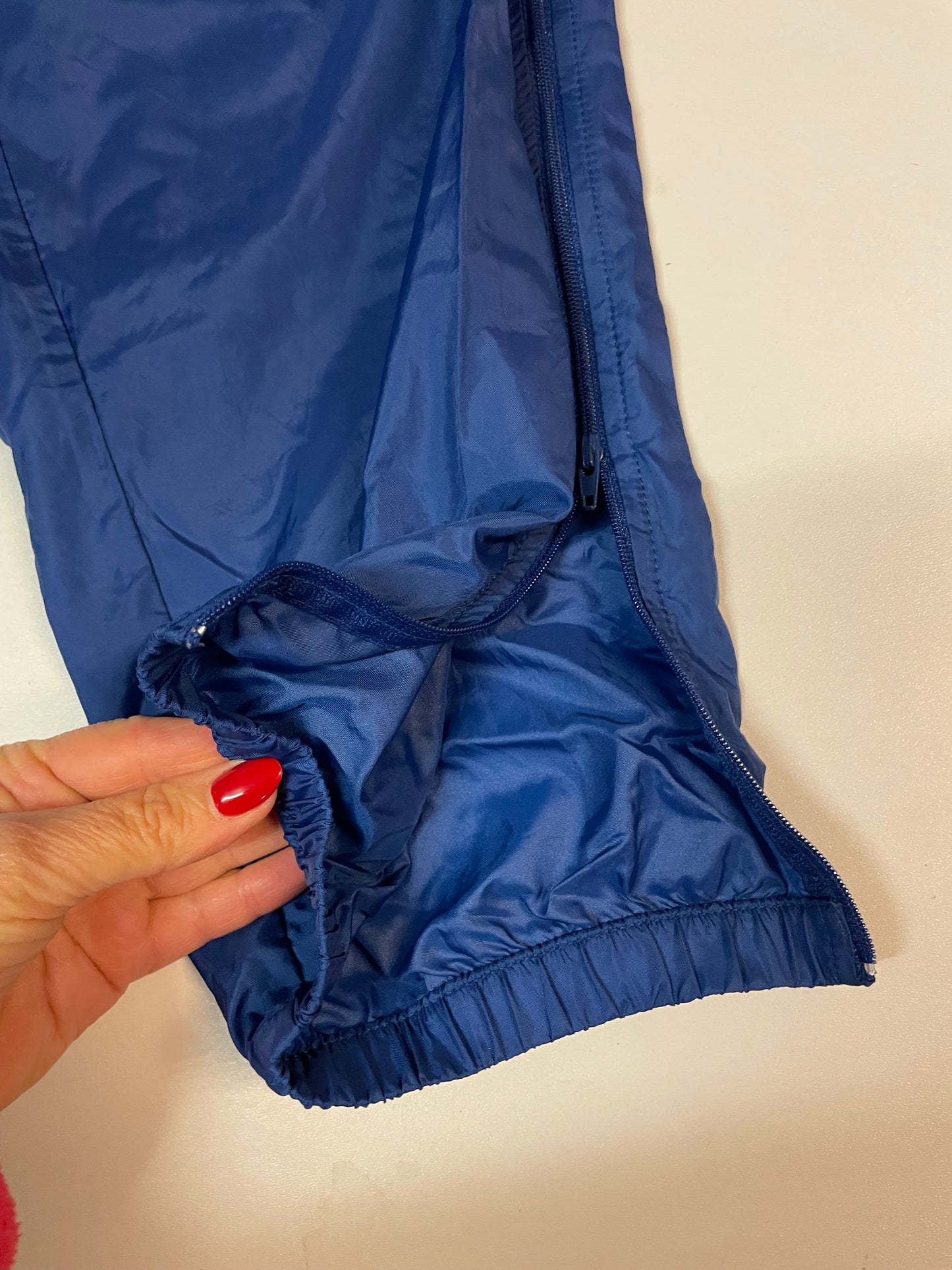 Entdecke unsere Vintage Track Pants von Nike und anderen Marken, erhältlich bei Valuxery.de - Dein Shop für trendige Vintage - Kleidung. Unsere Track Pants sind aus hochwertigen Materialien und