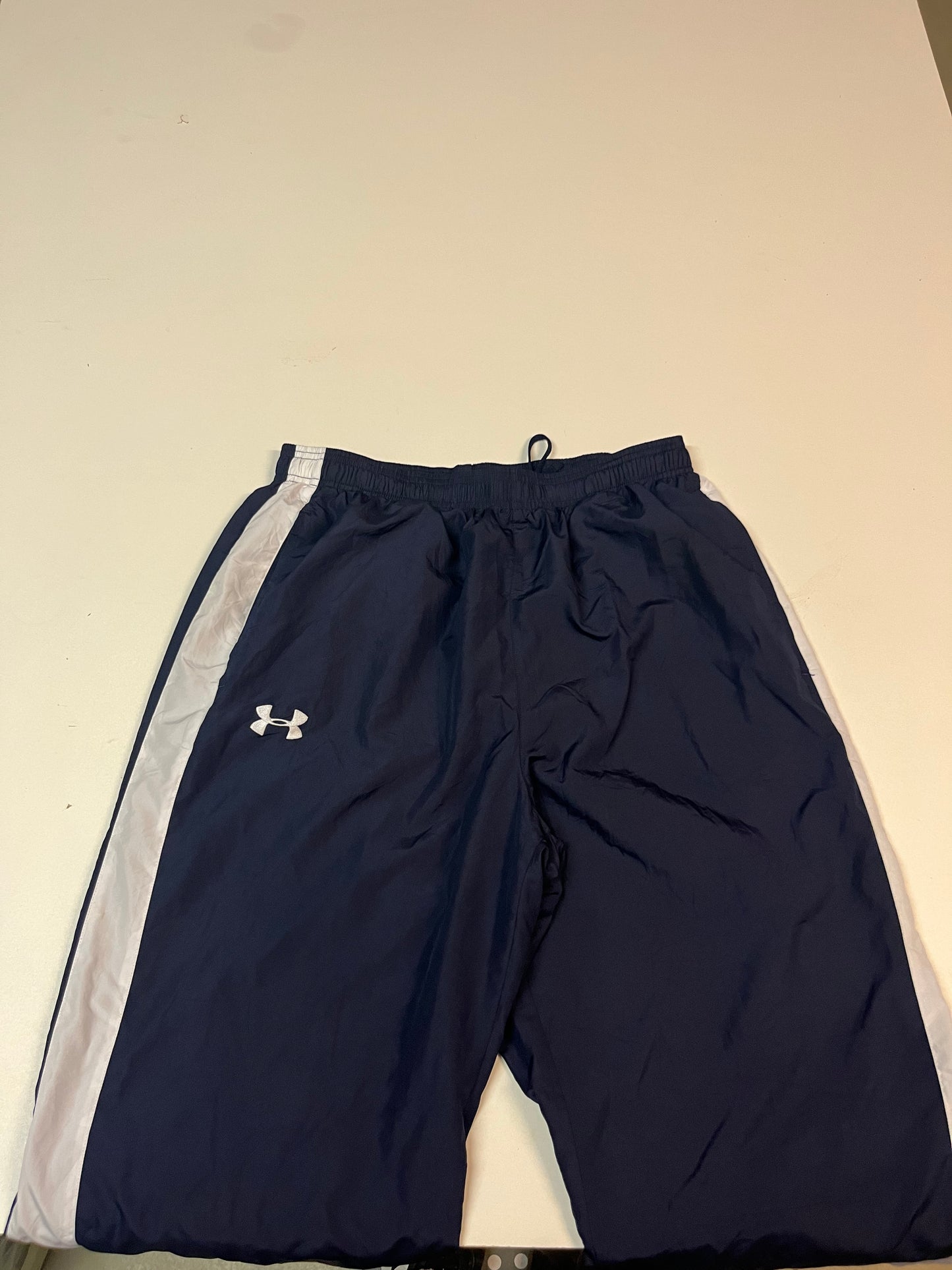 Entdecke unsere Vintage Track Pants von Nike und anderen Marken, erhältlich bei Valuxery.de - Dein Shop für trendige Vintage - Kleidung. Unsere Track Pants sind aus hochwertigen Materialien und