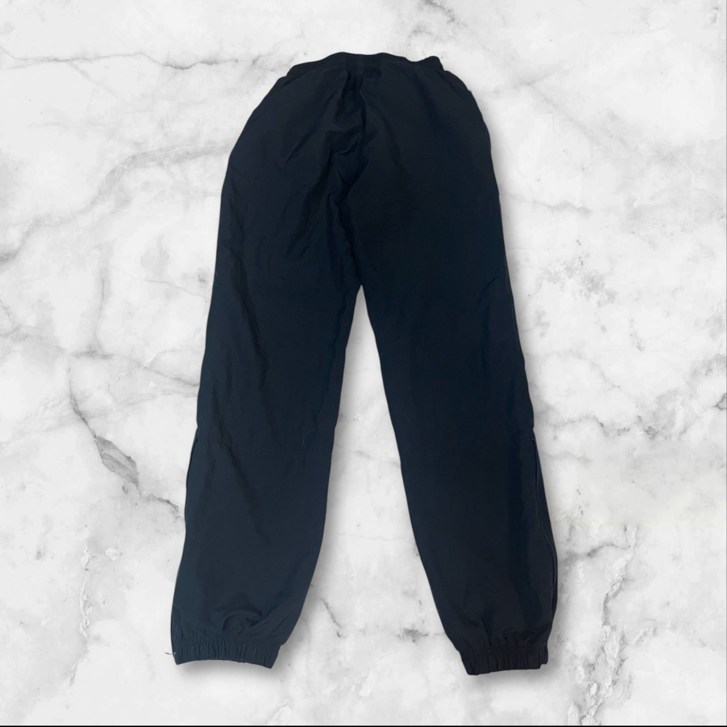 Entdecke unsere Vintage Track Pants von Nike und anderen Marken, erhältlich bei Valuxery.de - Dein Shop für trendige Vintage - Kleidung. Unsere Track Pants sind aus hochwertigen Materialien und