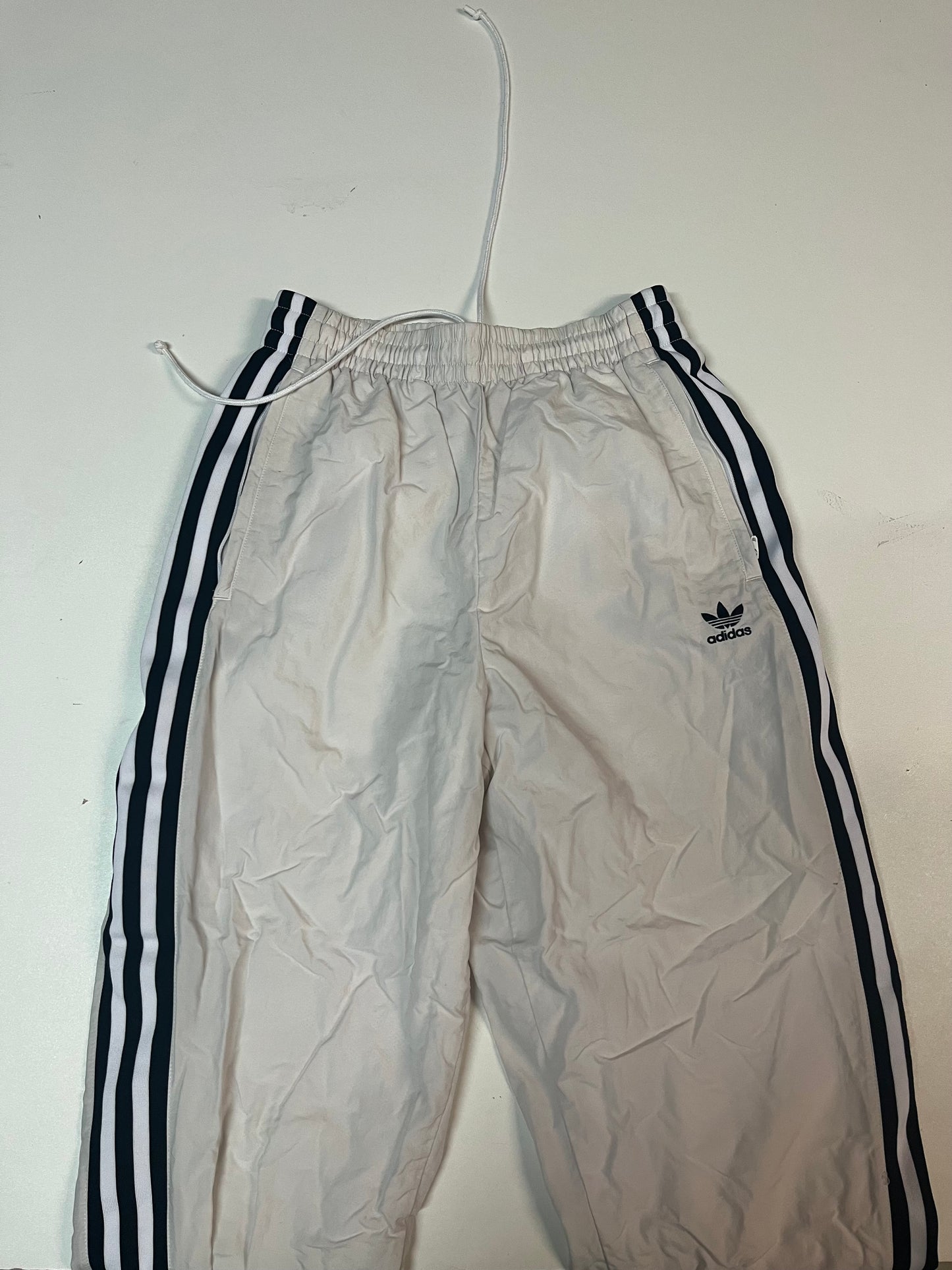 Entdecke unsere Vintage Track Pants von Nike und anderen Marken, erhältlich bei Valuxery.de - Dein Shop für trendige Vintage - Kleidung. Unsere Track Pants sind aus hochwertigen Materialien und
