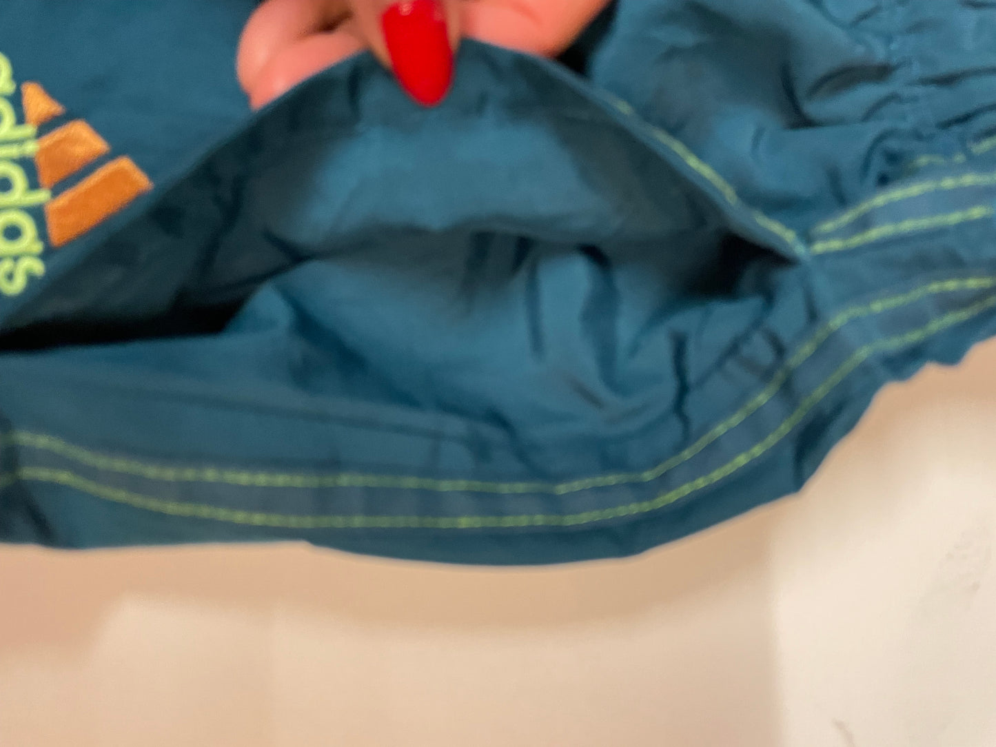 Entdecke unsere Vintage Track Pants von Nike und anderen Marken, erhältlich bei Valuxery.de - Dein Shop für trendige Vintage - Kleidung. Unsere Track Pants sind aus hochwertigen Materialien und