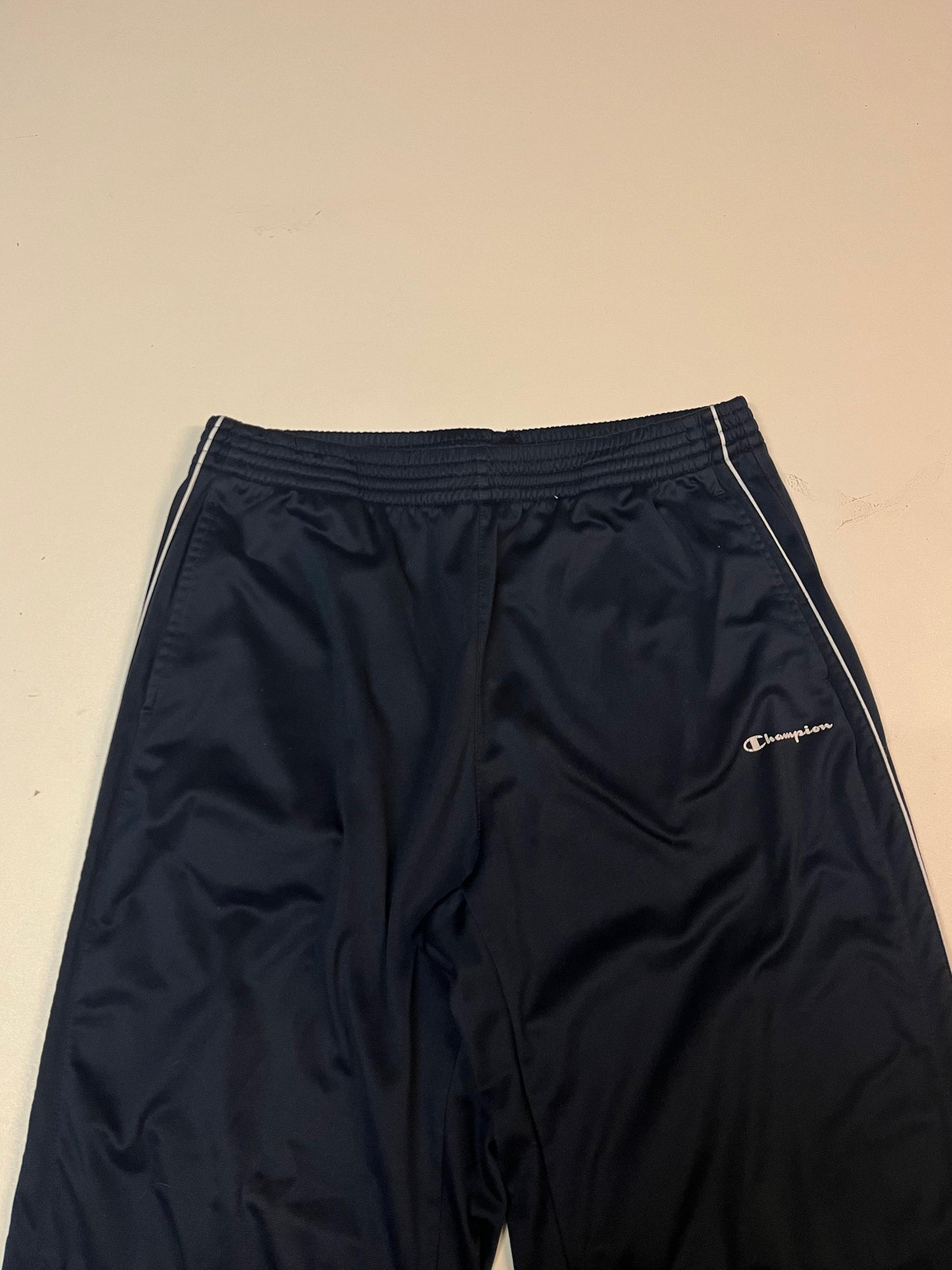 Entdecke unsere Vintage Track Pants von Nike und anderen Marken, erhältlich bei Valuxery.de - Dein Shop für trendige Vintage - Kleidung. Unsere Track Pants sind aus hochwertigen Materialien und