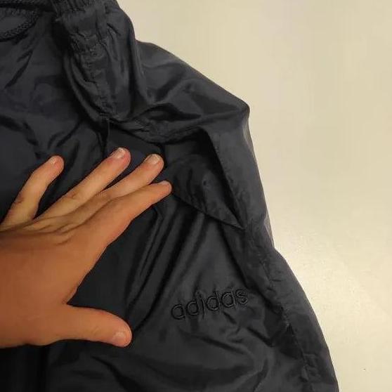 Entdecke unsere Vintage Track Pants von Nike und anderen Marken, erhältlich bei Valuxery.de - Dein Shop für trendige Vintage - Kleidung. Unsere Track Pants sind aus hochwertigen Materialien und