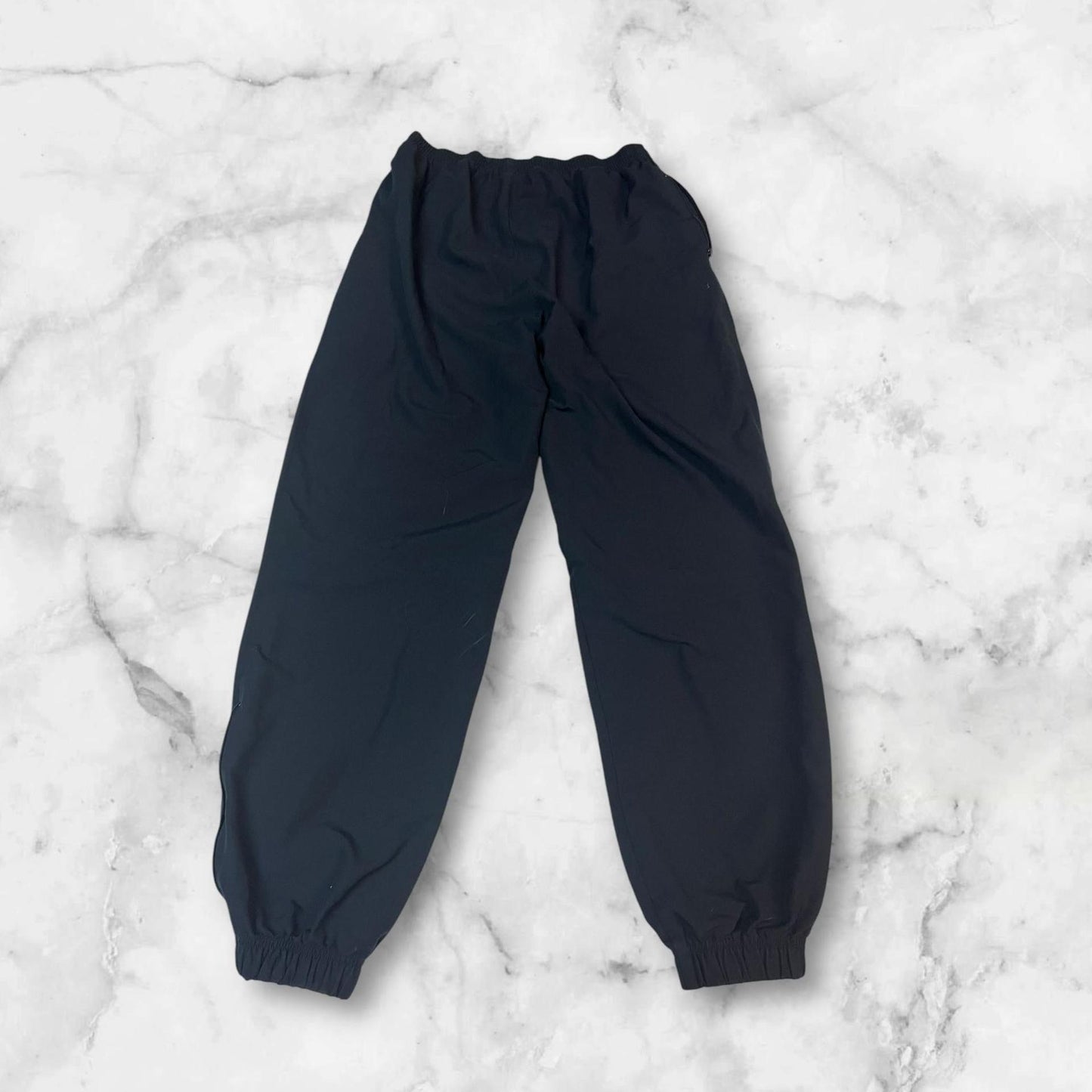 Entdecke unsere Vintage Track Pants von Nike und anderen Marken, erhältlich bei Valuxery.de - Dein Shop für trendige Vintage - Kleidung. Unsere Track Pants sind aus hochwertigen Materialien und