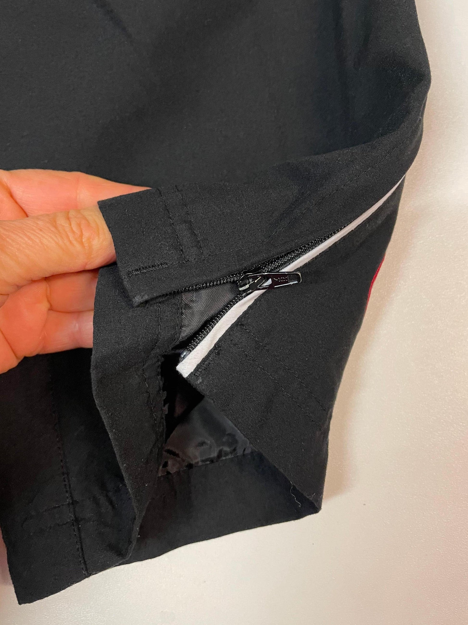 Entdecke unsere Vintage Track Pants von Nike und anderen Marken, erhältlich bei Valuxery.de - Dein Shop für trendige Vintage - Kleidung. Unsere Track Pants sind aus hochwertigen Materialien und