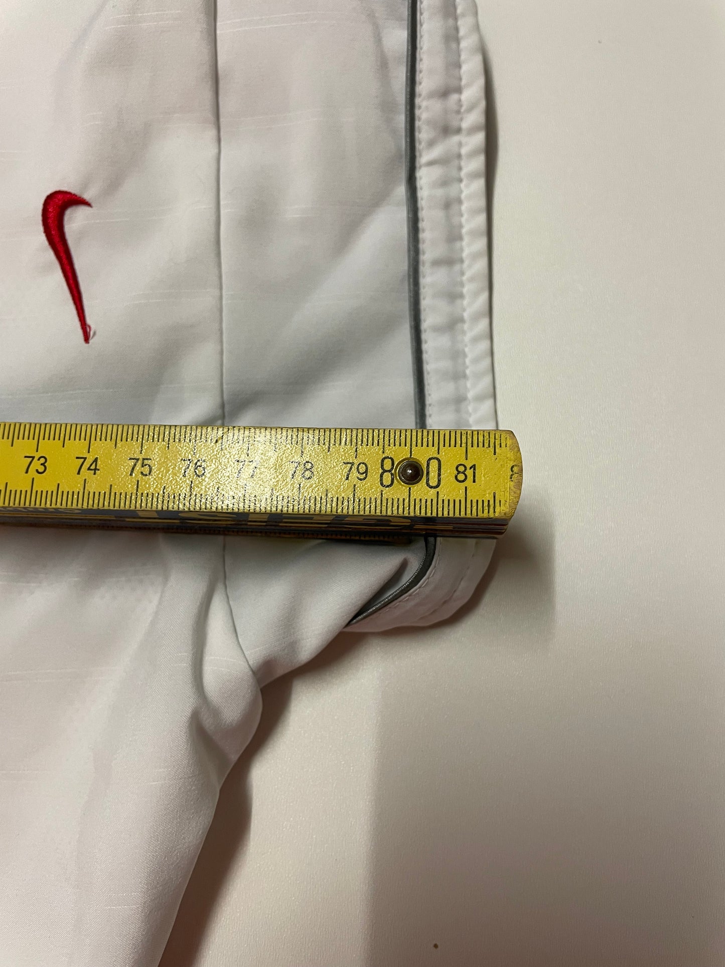 Entdecke unsere Vintage Track Pants von Nike und anderen Marken, erhältlich bei Valuxery.de - Dein Shop für trendige Vintage - Kleidung. Unsere Track Pants sind aus hochwertigen Materialien und