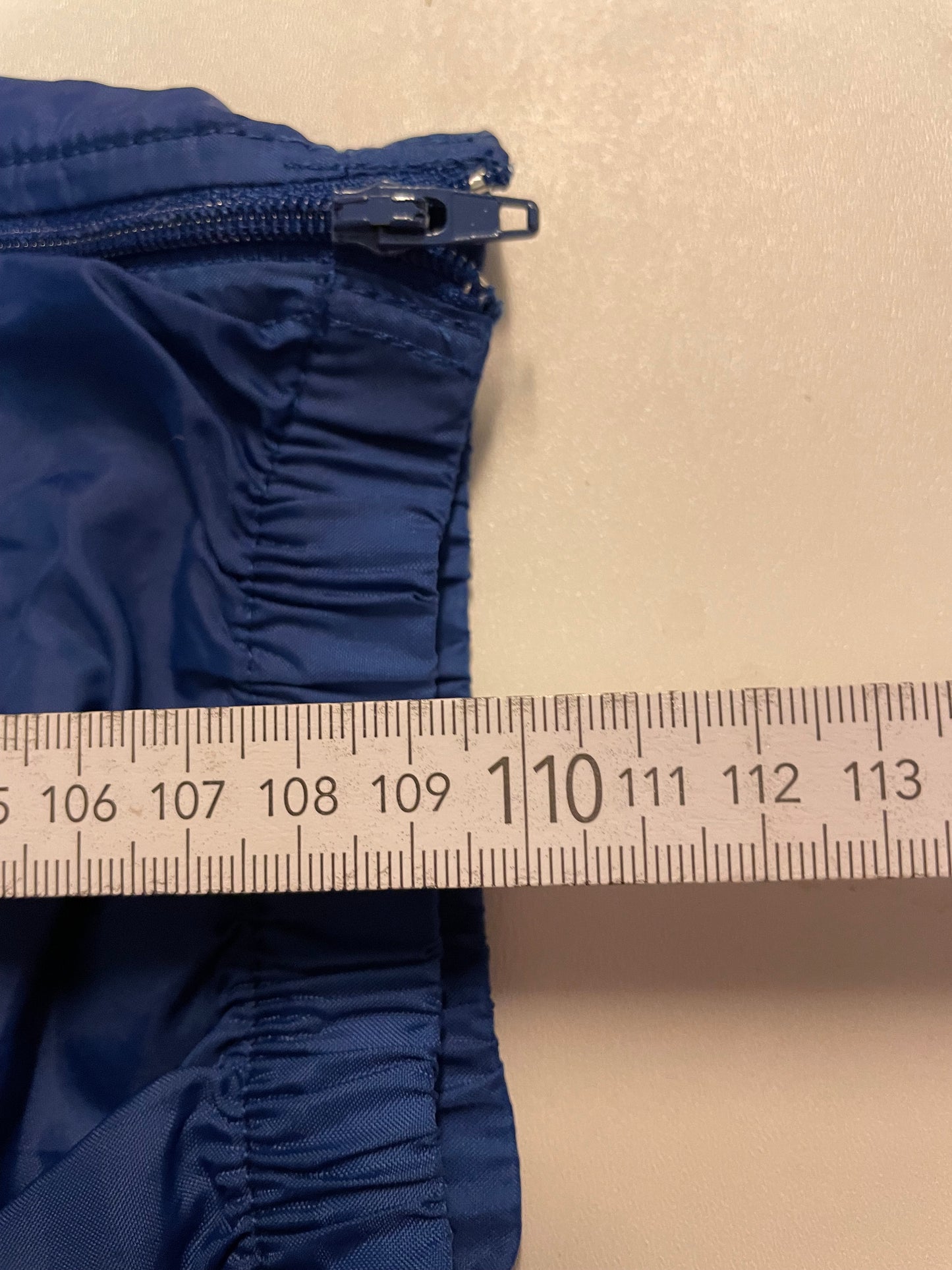 Entdecke unsere Vintage Track Pants von Nike und anderen Marken, erhältlich bei Valuxery.de - Dein Shop für trendige Vintage - Kleidung. Unsere Track Pants sind aus hochwertigen Materialien und