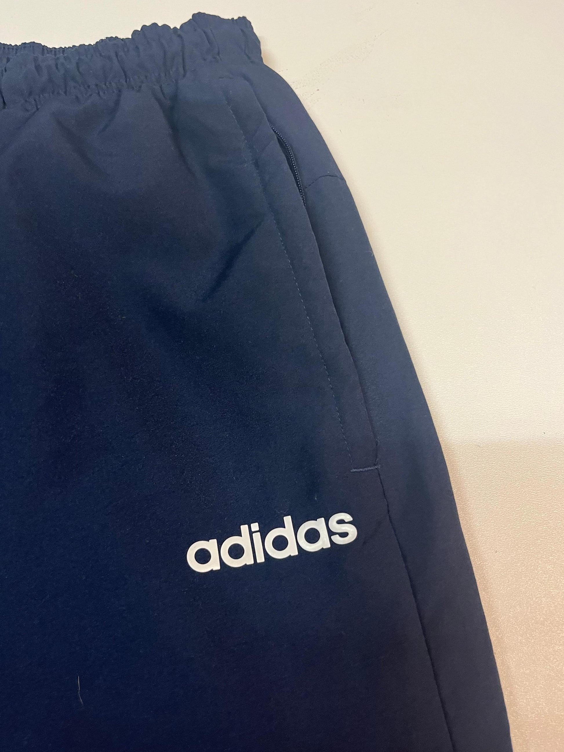 Entdecke unsere Vintage Track Pants von Nike und anderen Marken, erhältlich bei Valuxery.de - Dein Shop für trendige Vintage - Kleidung. Unsere Track Pants sind aus hochwertigen Materialien und