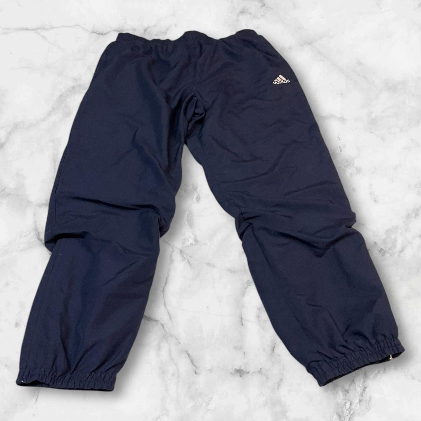 Entdecke unsere Vintage Track Pants von Nike und anderen Marken, erhältlich bei Valuxery.de - Dein Shop für trendige Vintage - Kleidung. Unsere Track Pants sind aus hochwertigen Materialien und