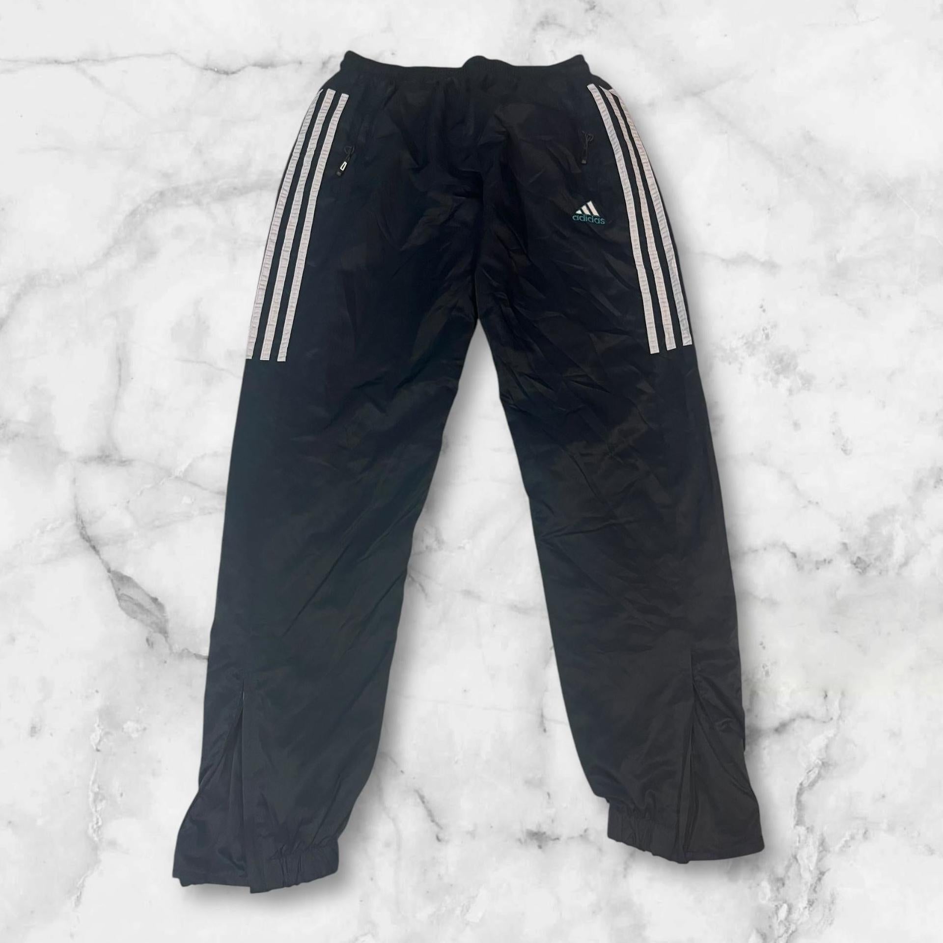 Entdecke unsere Vintage Track Pants von Nike und anderen Marken, erhältlich bei Valuxery.de - Dein Shop für trendige Vintage - Kleidung. Unsere Track Pants sind aus hochwertigen Materialien und