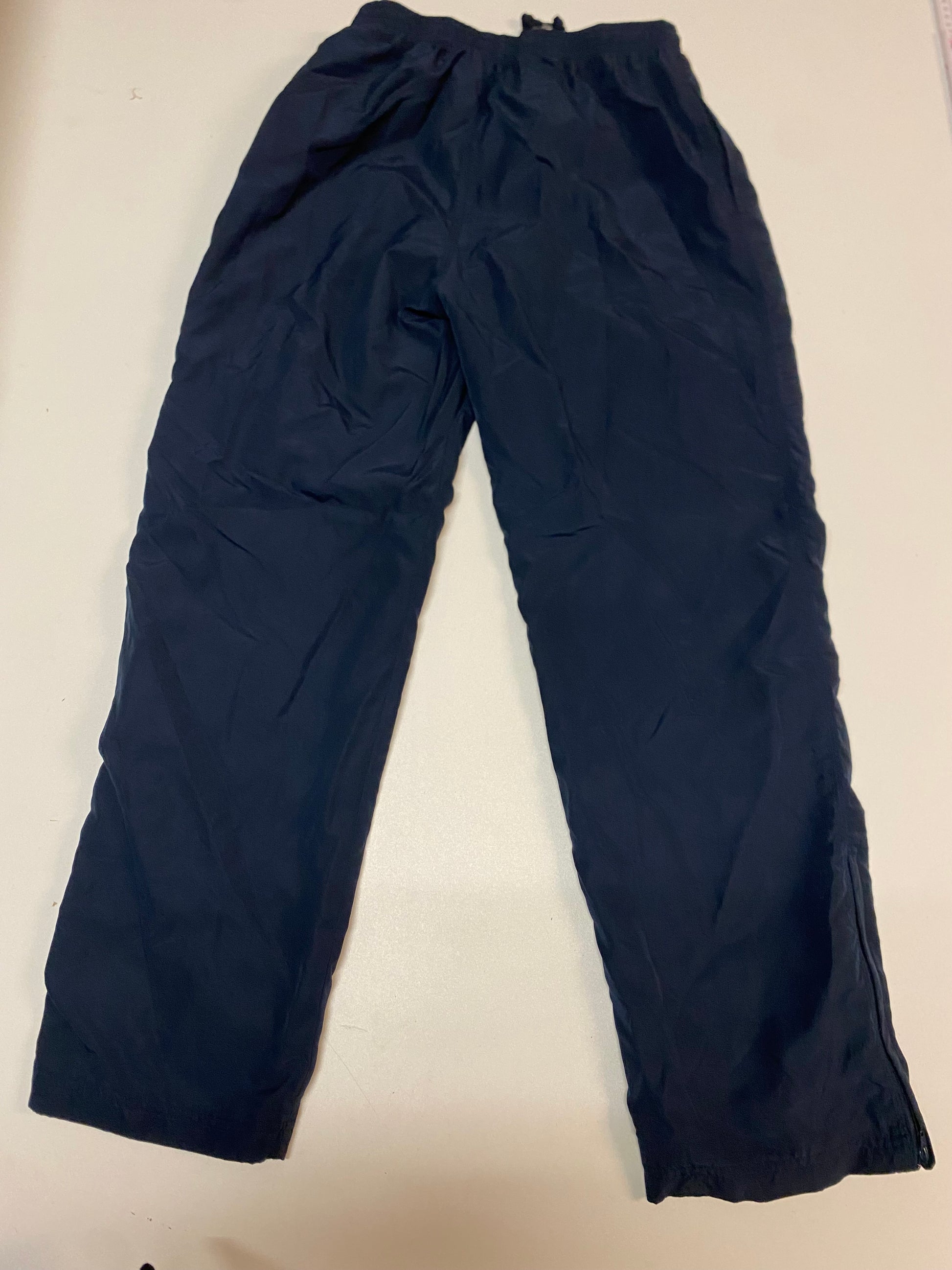 Entdecke unsere Vintage Track Pants von Nike und anderen Marken, erhältlich bei Valuxery.de - Dein Shop für trendige Vintage - Kleidung. Unsere Track Pants sind aus hochwertigen Materialien und