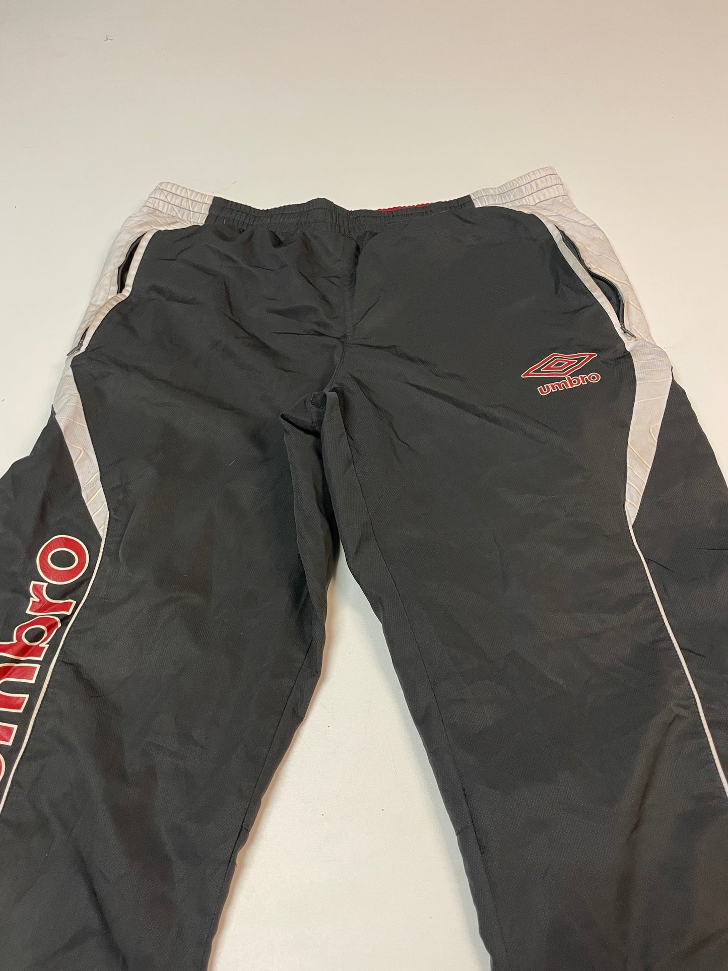 Entdecke unsere Vintage Track Pants von Nike und anderen Marken, erhältlich bei Valuxery.de - Dein Shop für trendige Vintage - Kleidung. Unsere Track Pants sind aus hochwertigen Materialien und