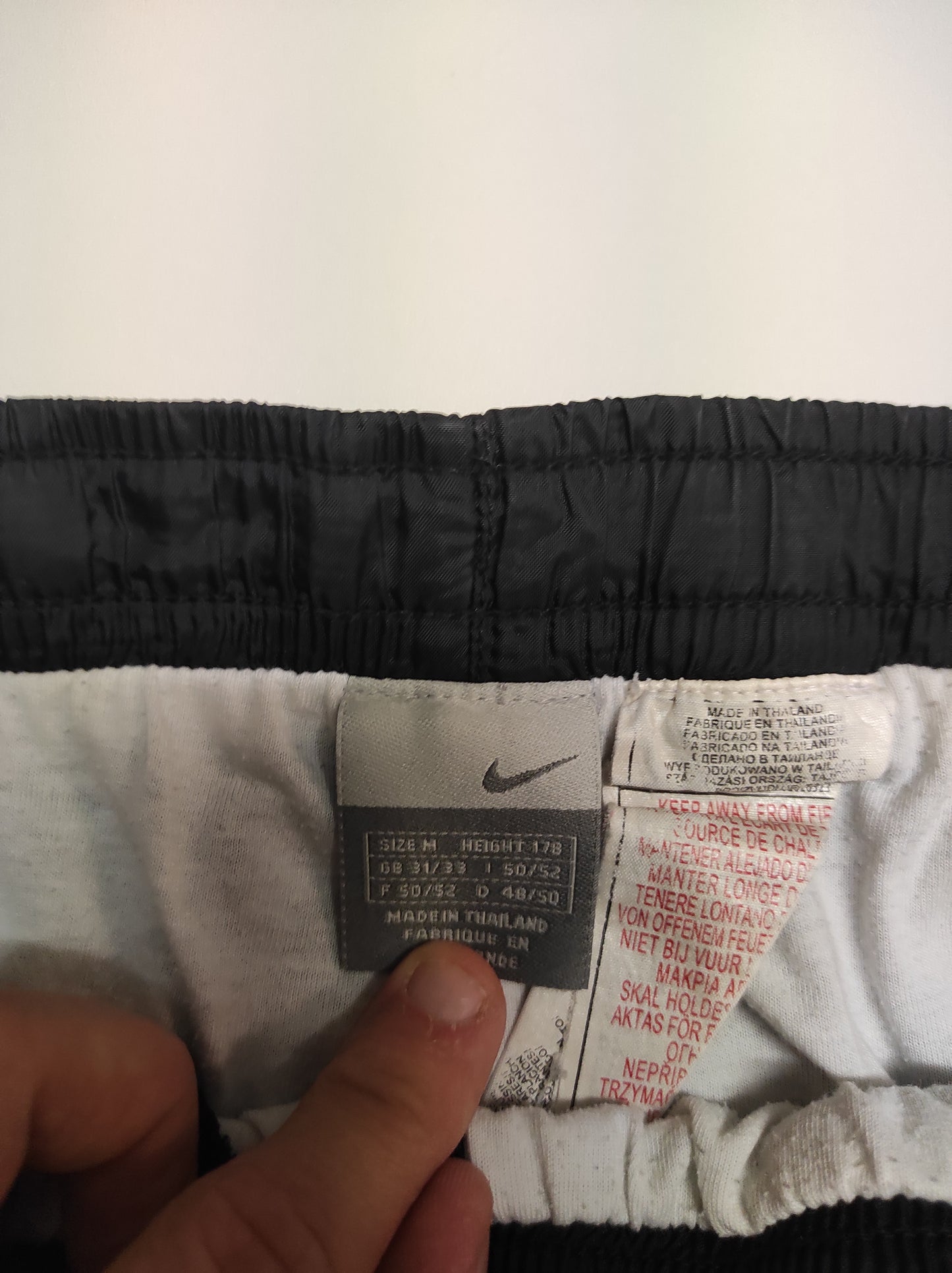 Entdecke unsere Vintage Track Pants von Nike und anderen Marken, erhältlich bei Valuxery.de - Dein Shop für trendige Vintage - Kleidung. Unsere Track Pants sind aus hochwertigen Materialien und