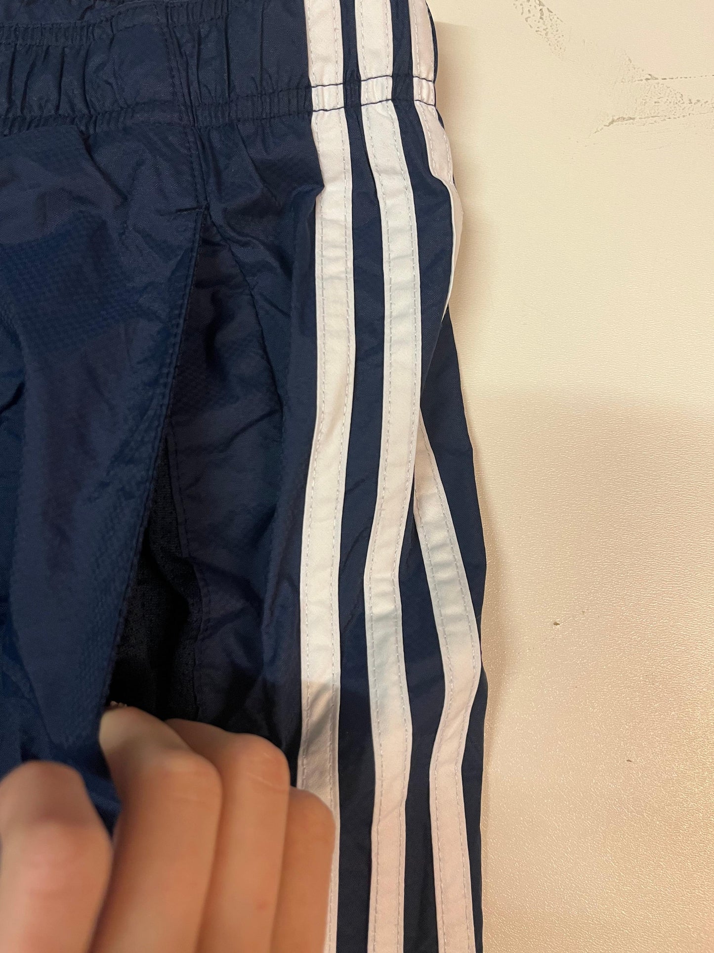 Entdecke unsere Vintage Track Pants von Nike und anderen Marken, erhältlich bei Valuxery.de - Dein Shop für trendige Vintage - Kleidung. Unsere Track Pants sind aus hochwertigen Materialien und