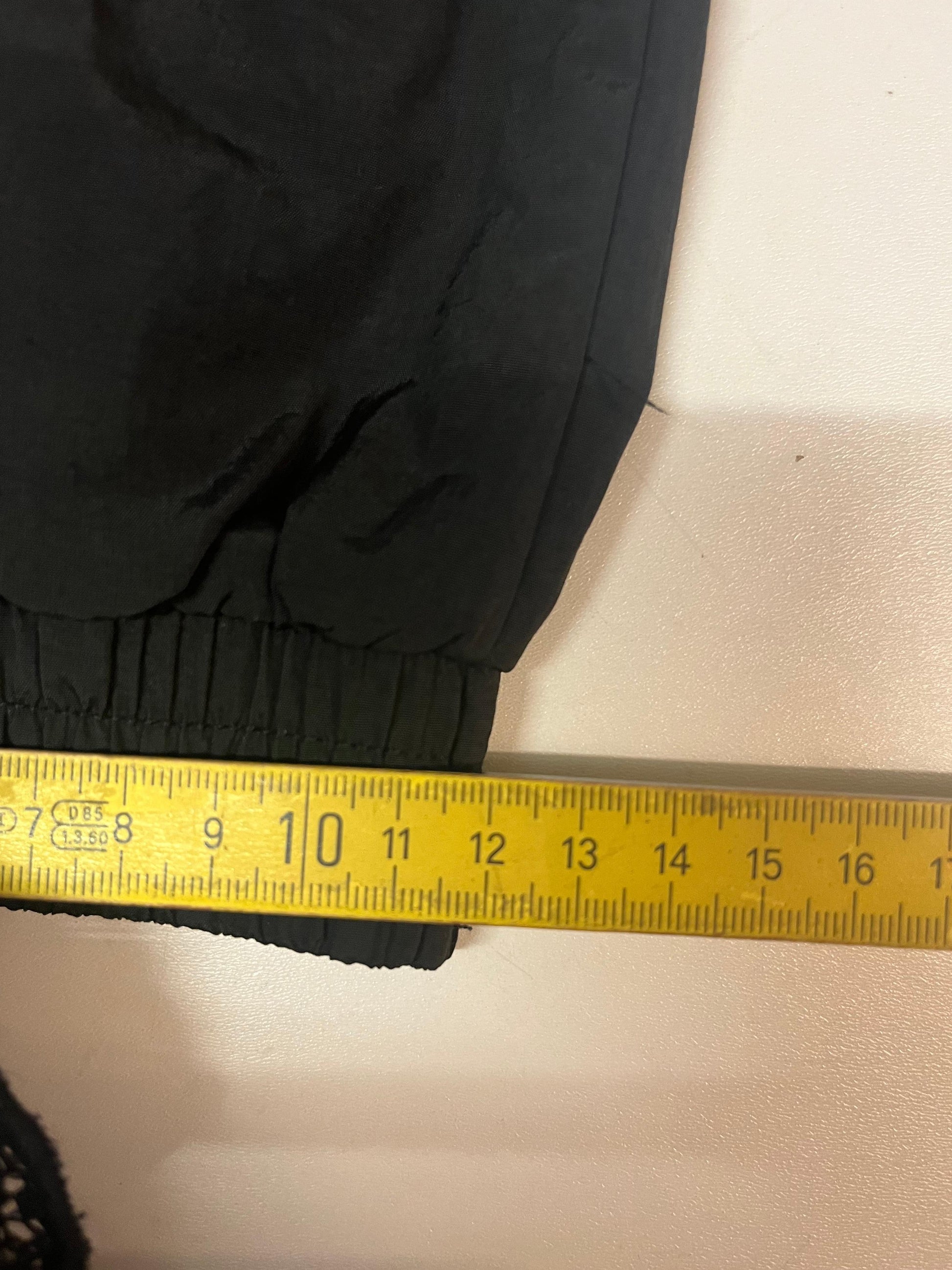 Entdecke unsere Vintage Track Pants von Nike und anderen Marken, erhältlich bei Valuxery.de - Dein Shop für trendige Vintage - Kleidung. Unsere Track Pants sind aus hochwertigen Materialien und