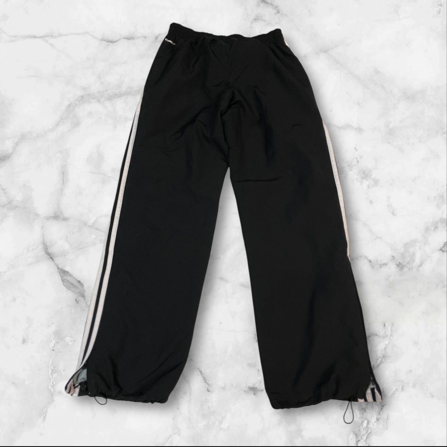 Entdecke unsere Vintage Track Pants von Nike und anderen Marken, erhältlich bei Valuxery.de - Dein Shop für trendige Vintage - Kleidung. Unsere Track Pants sind aus hochwertigen Materialien und