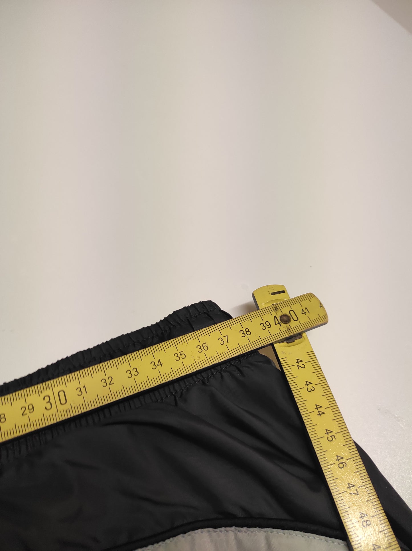 Entdecke unsere Vintage Track Pants von Nike und anderen Marken, erhältlich bei Valuxery.de - Dein Shop für trendige Vintage - Kleidung. Unsere Track Pants sind aus hochwertigen Materialien und