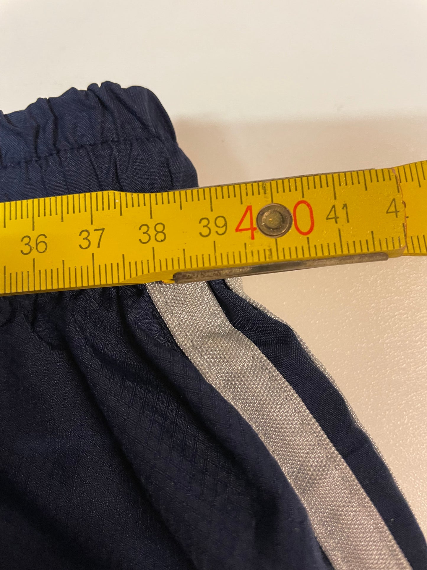Entdecke unsere Vintage Track Pants von Nike und anderen Marken, erhältlich bei Valuxery.de - Dein Shop für trendige Vintage - Kleidung. Unsere Track Pants sind aus hochwertigen Materialien und