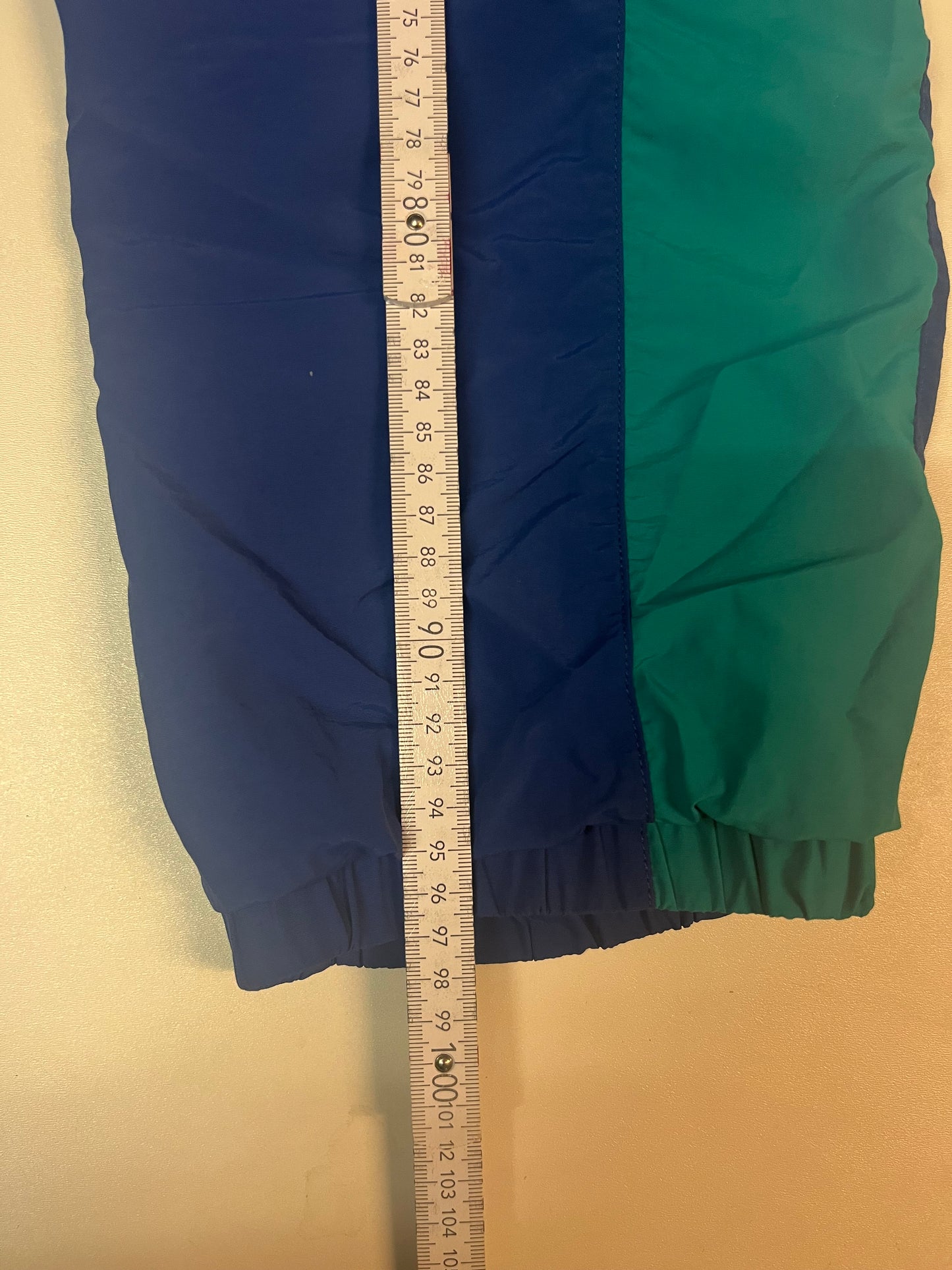 Entdecke unsere Vintage Track Pants von Nike und anderen Marken, erhältlich bei Valuxery.de - Dein Shop für trendige Vintage - Kleidung. Unsere Track Pants sind aus hochwertigen Materialien und