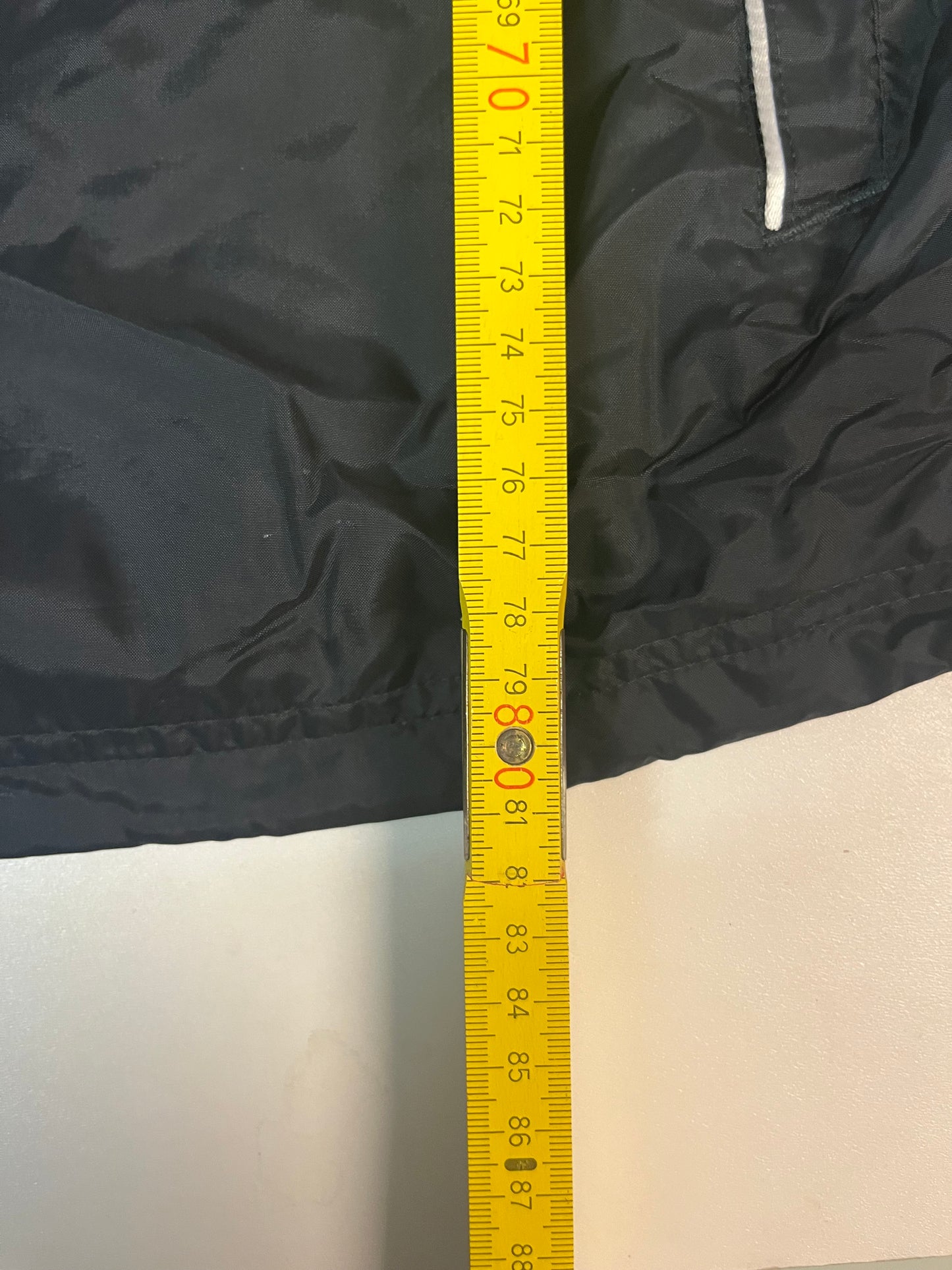 Entdecke unsere Vintage Track Pants von Nike und anderen Marken, erhältlich bei Valuxery.de - Dein Shop für trendige Vintage - Kleidung. Unsere Track Pants sind aus hochwertigen Materialien und