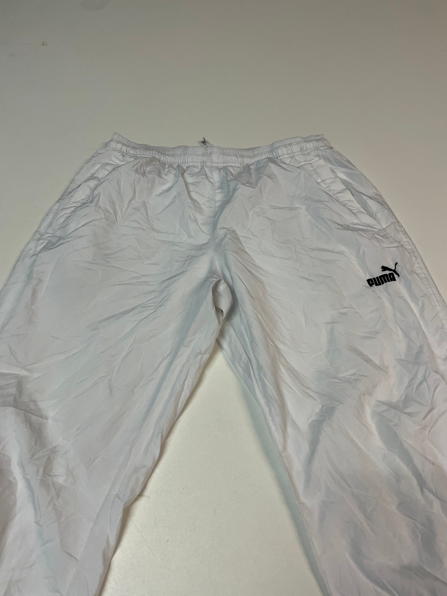 Entdecke unsere Vintage Track Pants von Nike und anderen Marken, erhältlich bei Valuxery.de - Dein Shop für trendige Vintage - Kleidung. Unsere Track Pants sind aus hochwertigen Materialien und