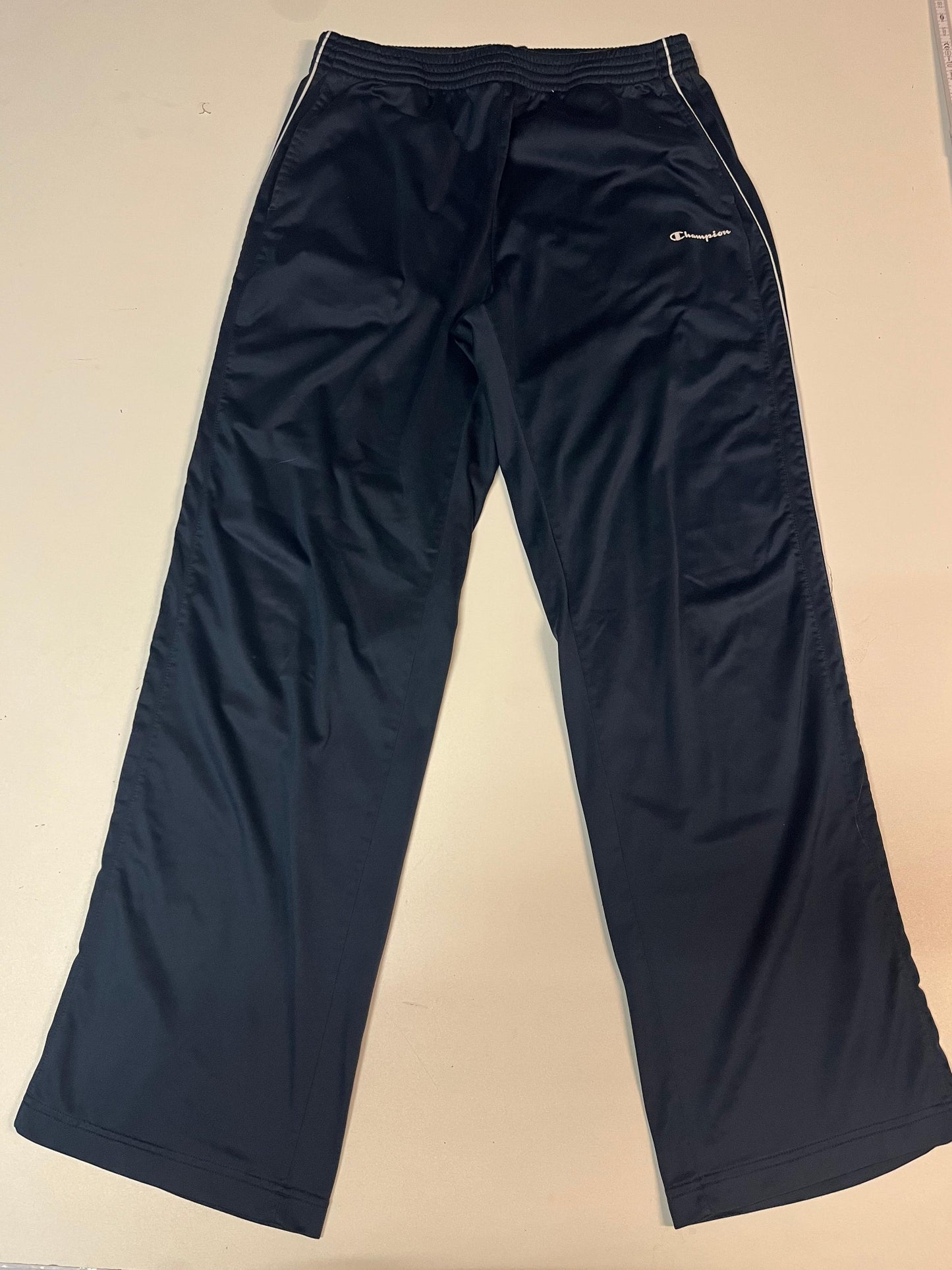 Entdecke unsere Vintage Track Pants von Nike und anderen Marken, erhältlich bei Valuxery.de - Dein Shop für trendige Vintage - Kleidung. Unsere Track Pants sind aus hochwertigen Materialien und
