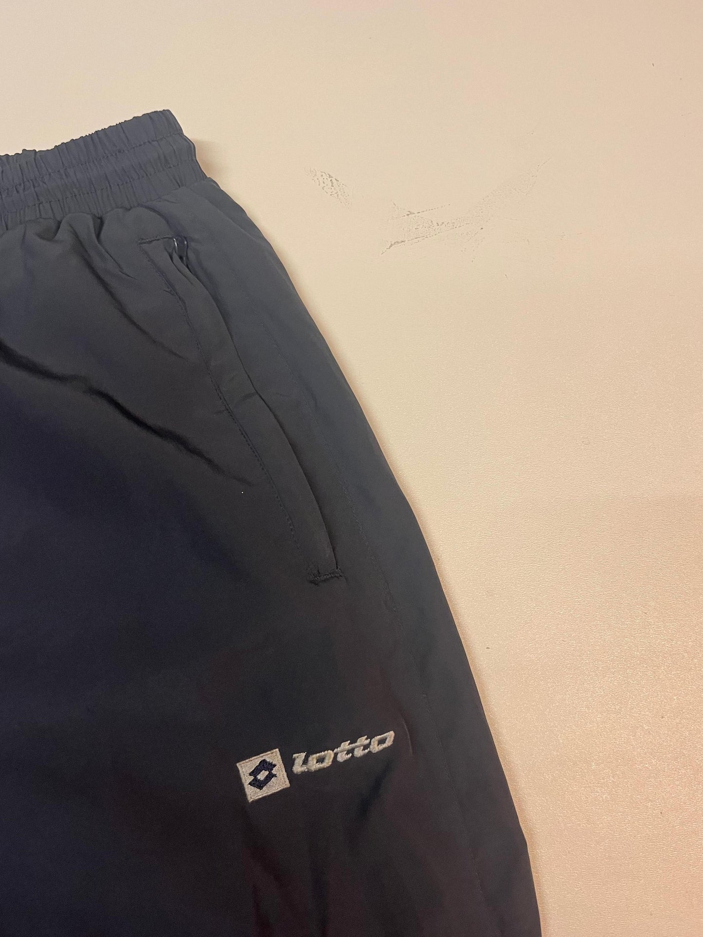 Entdecke unsere Vintage Track Pants von Nike und anderen Marken, erhältlich bei Valuxery.de - Dein Shop für trendige Vintage - Kleidung. Unsere Track Pants sind aus hochwertigen Materialien und